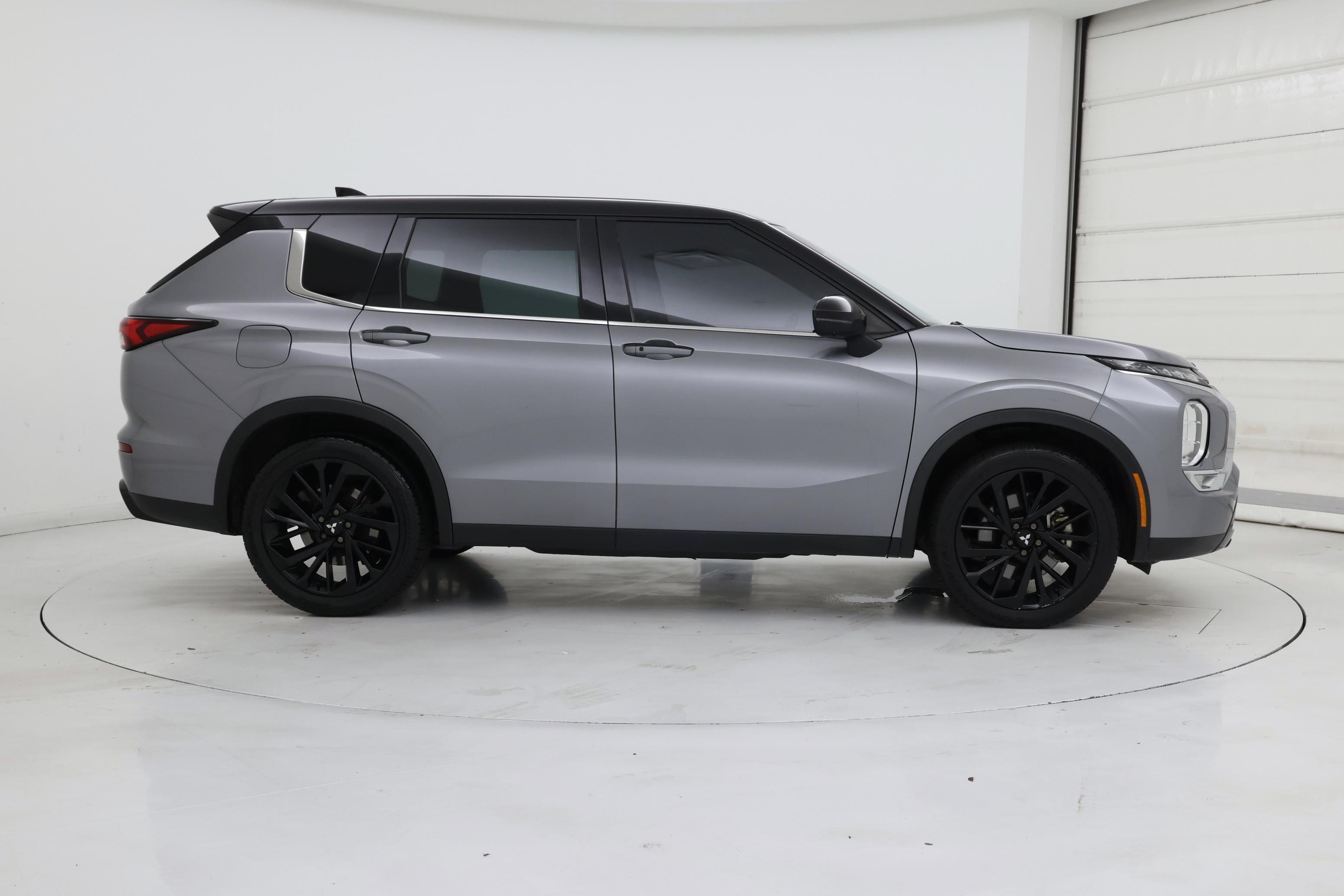 Thumbnail: 2023 Mitsubishi Outlander - 7