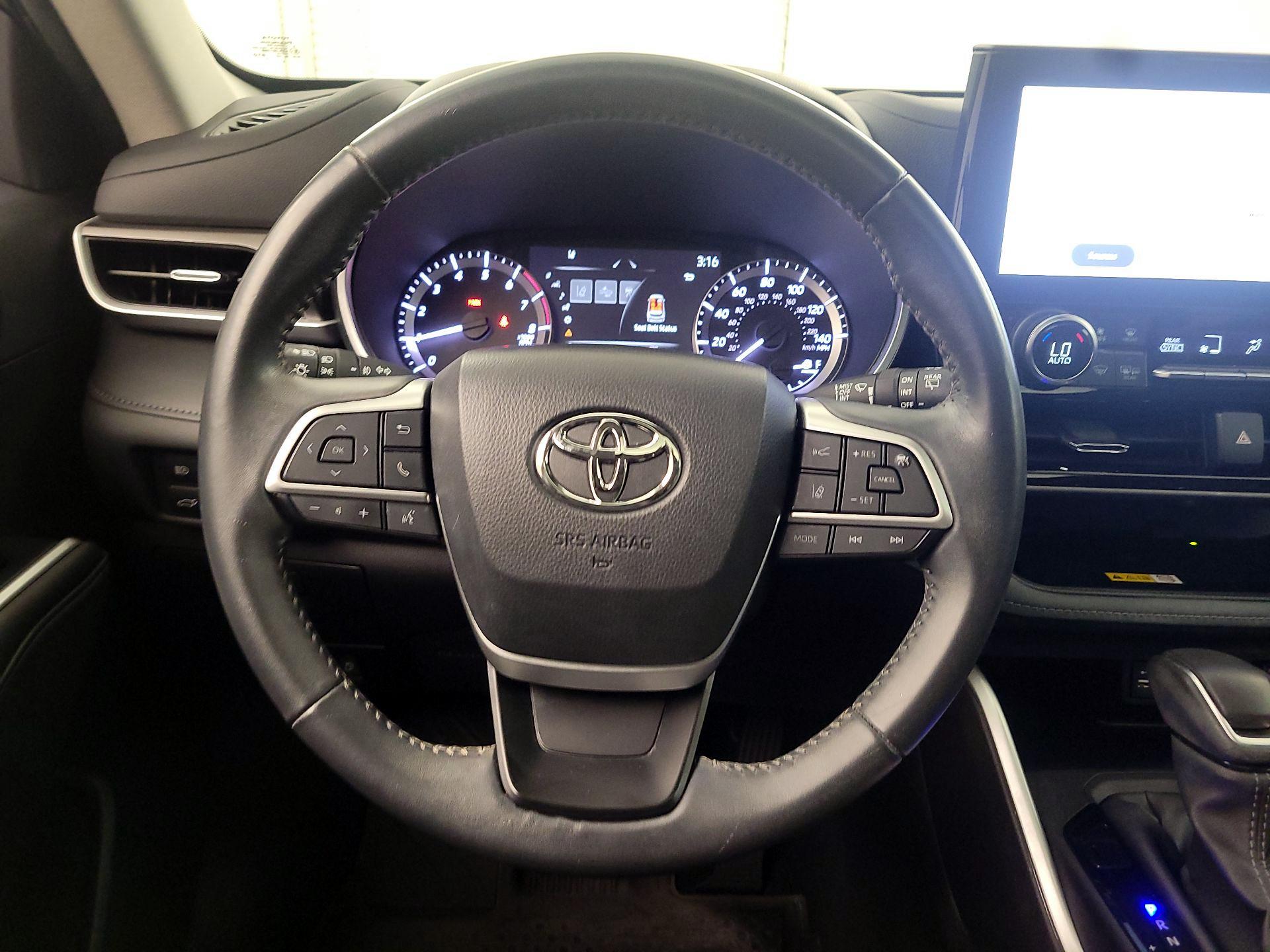 Thumbnail: 2023 Toyota Highlander - 10