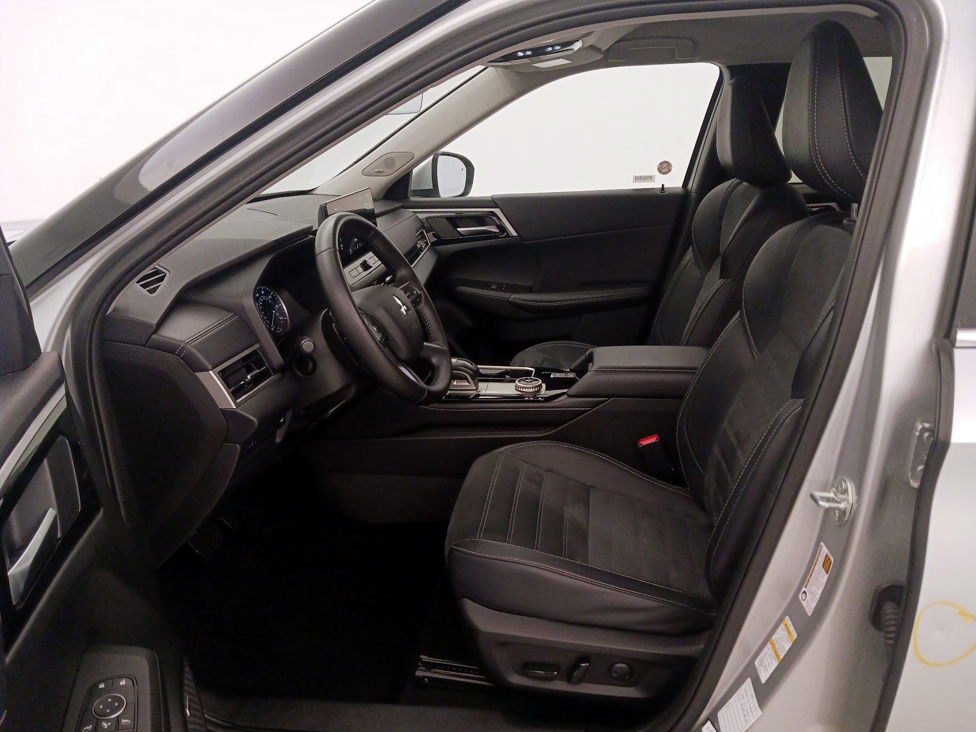Thumbnail: 2025 Mitsubishi Outlander - 11
