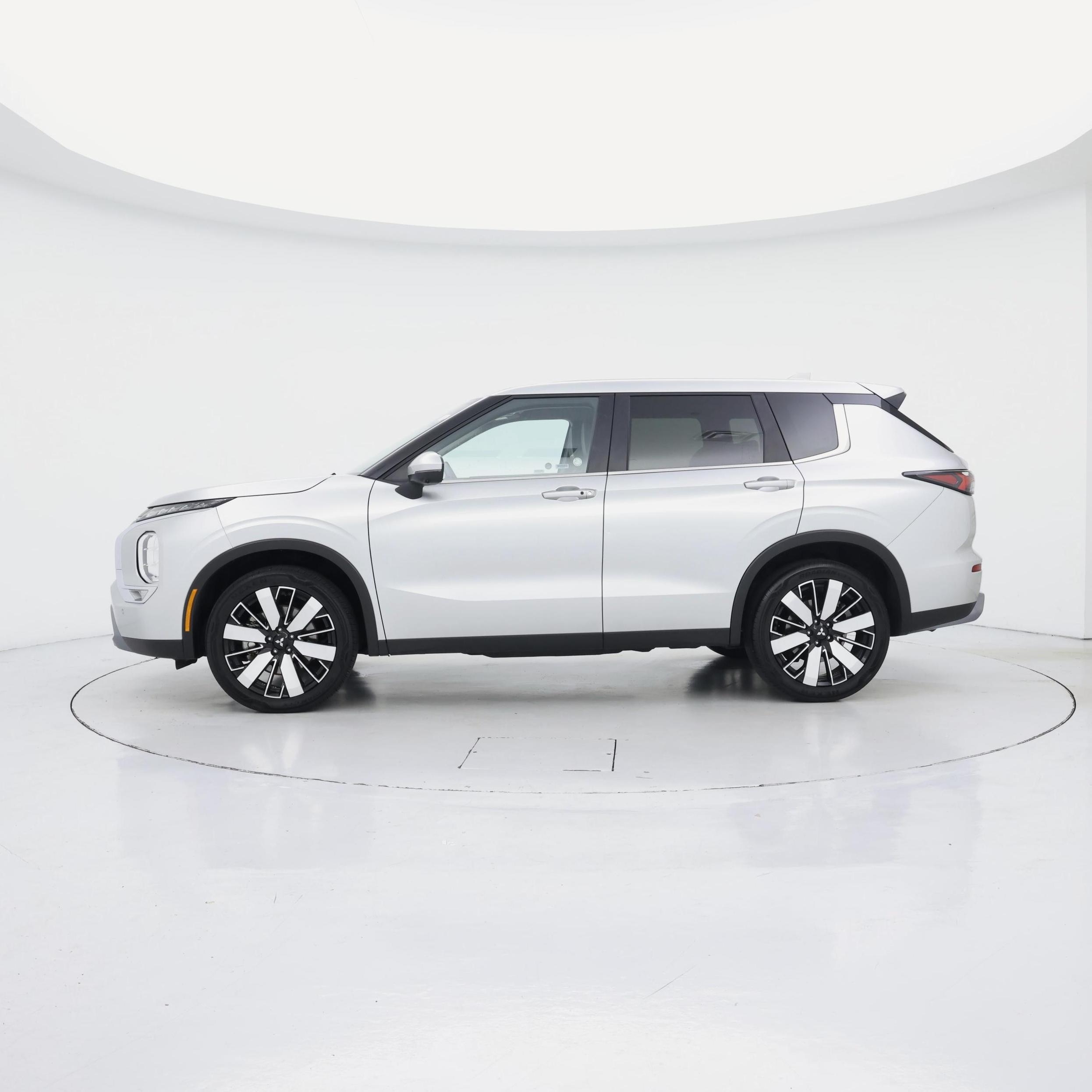Thumbnail: 2025 Mitsubishi Outlander - 3