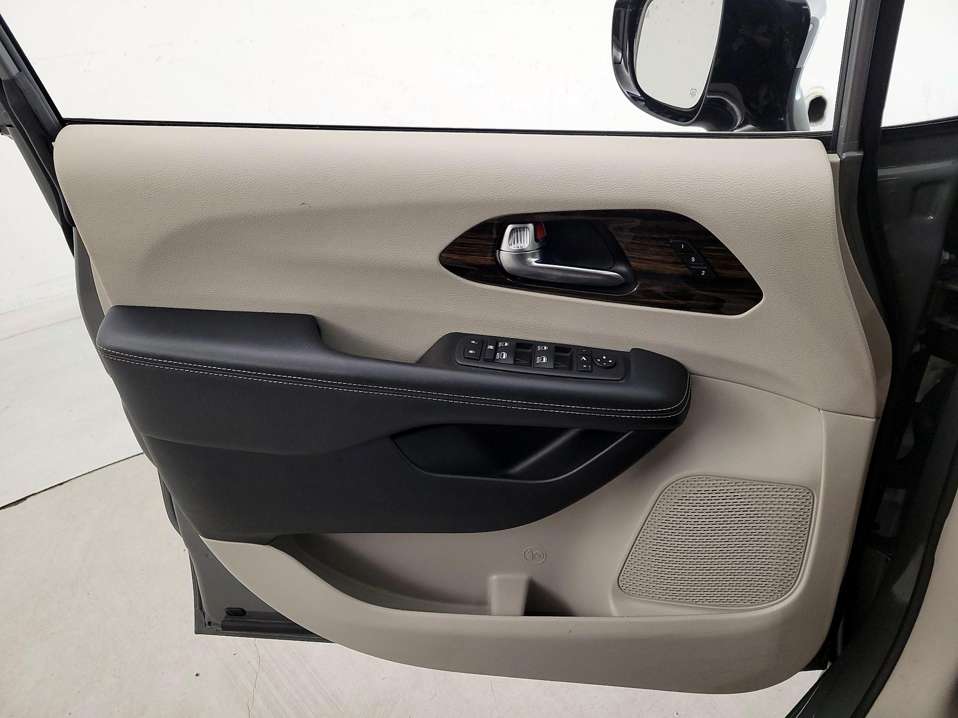 Thumbnail: 2023 Chrysler Pacifica - 12