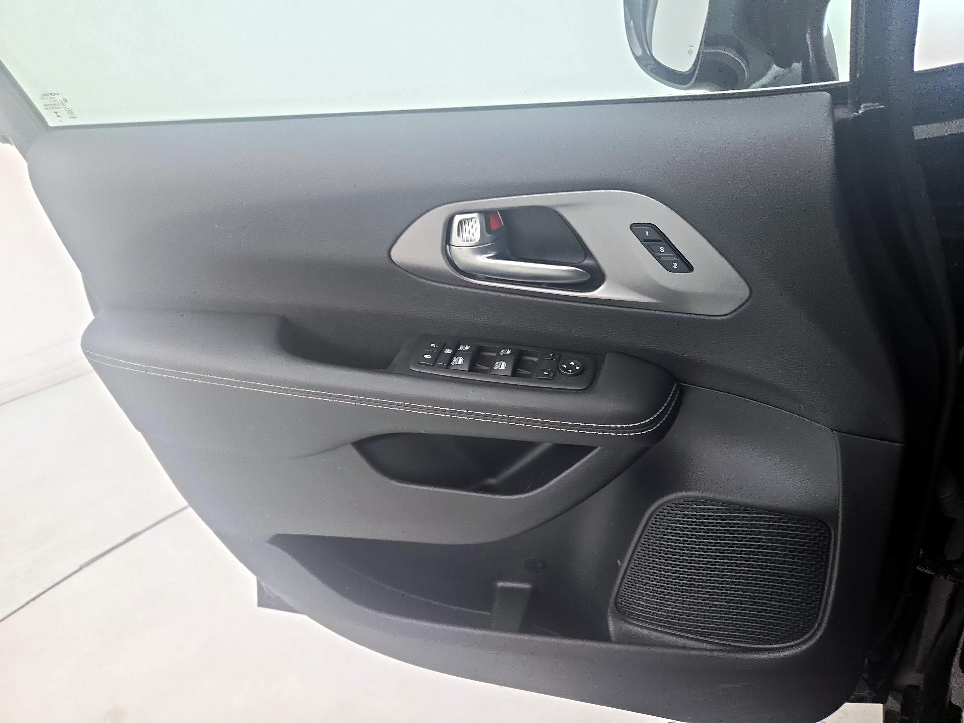 Thumbnail: 2025 Chrysler Pacifica - 12