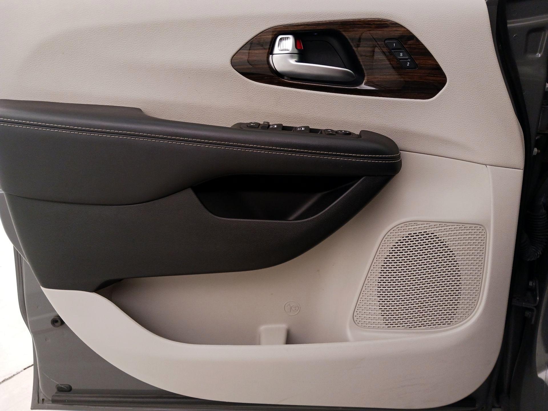 Thumbnail: 2023 Chrysler Pacifica - 12