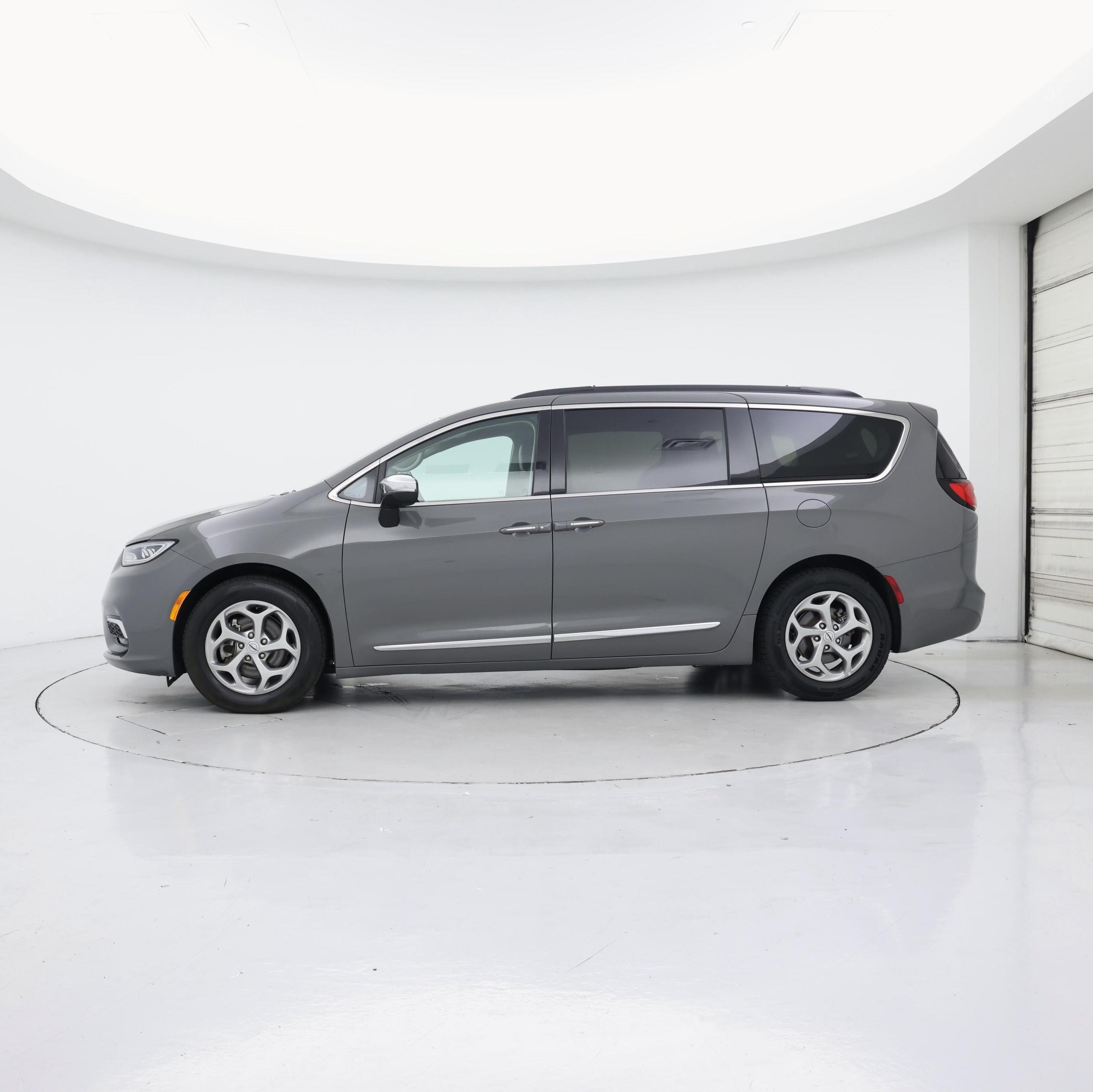 Thumbnail: 2023 Chrysler Pacifica - 3