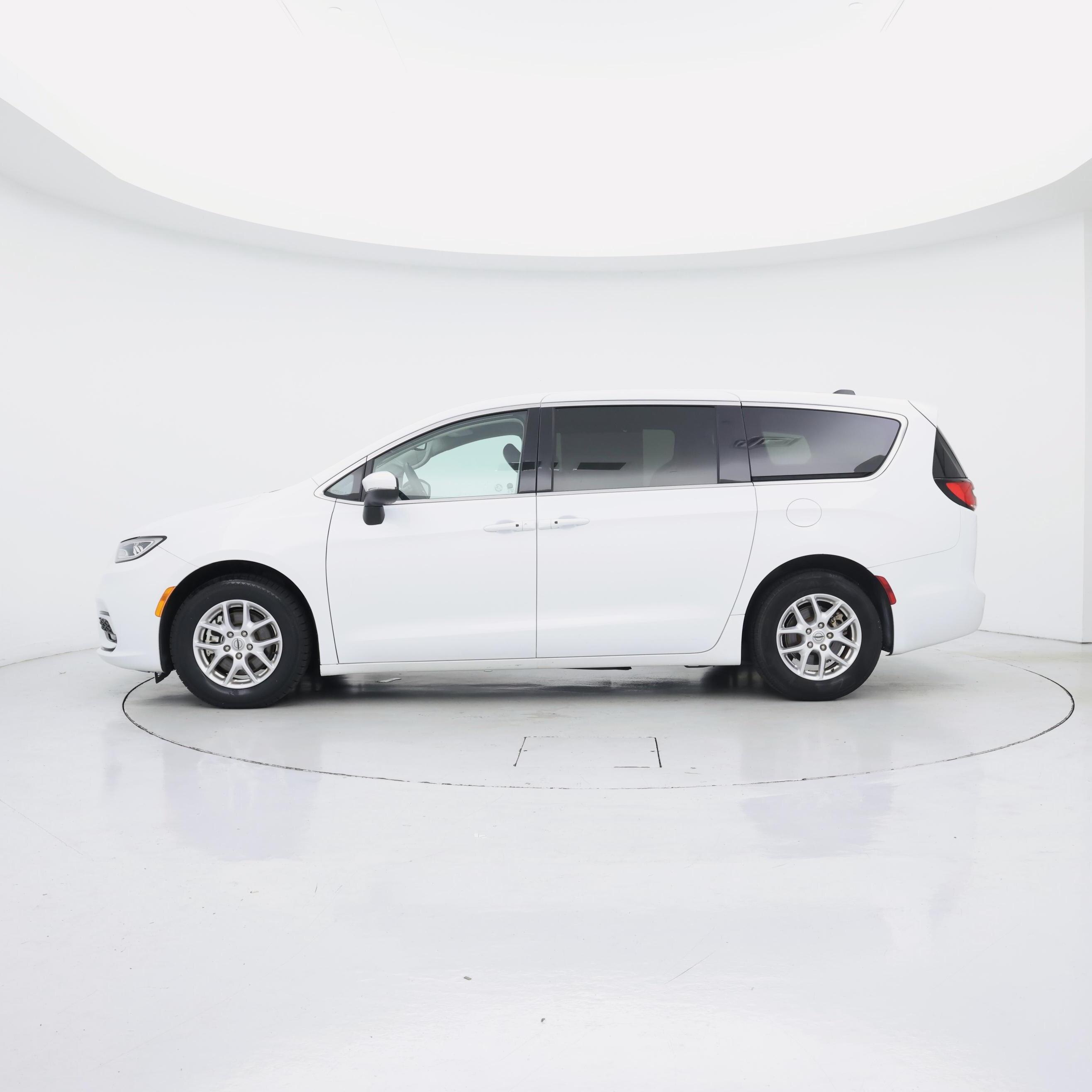 Thumbnail: 2023 Chrysler Pacifica - 3