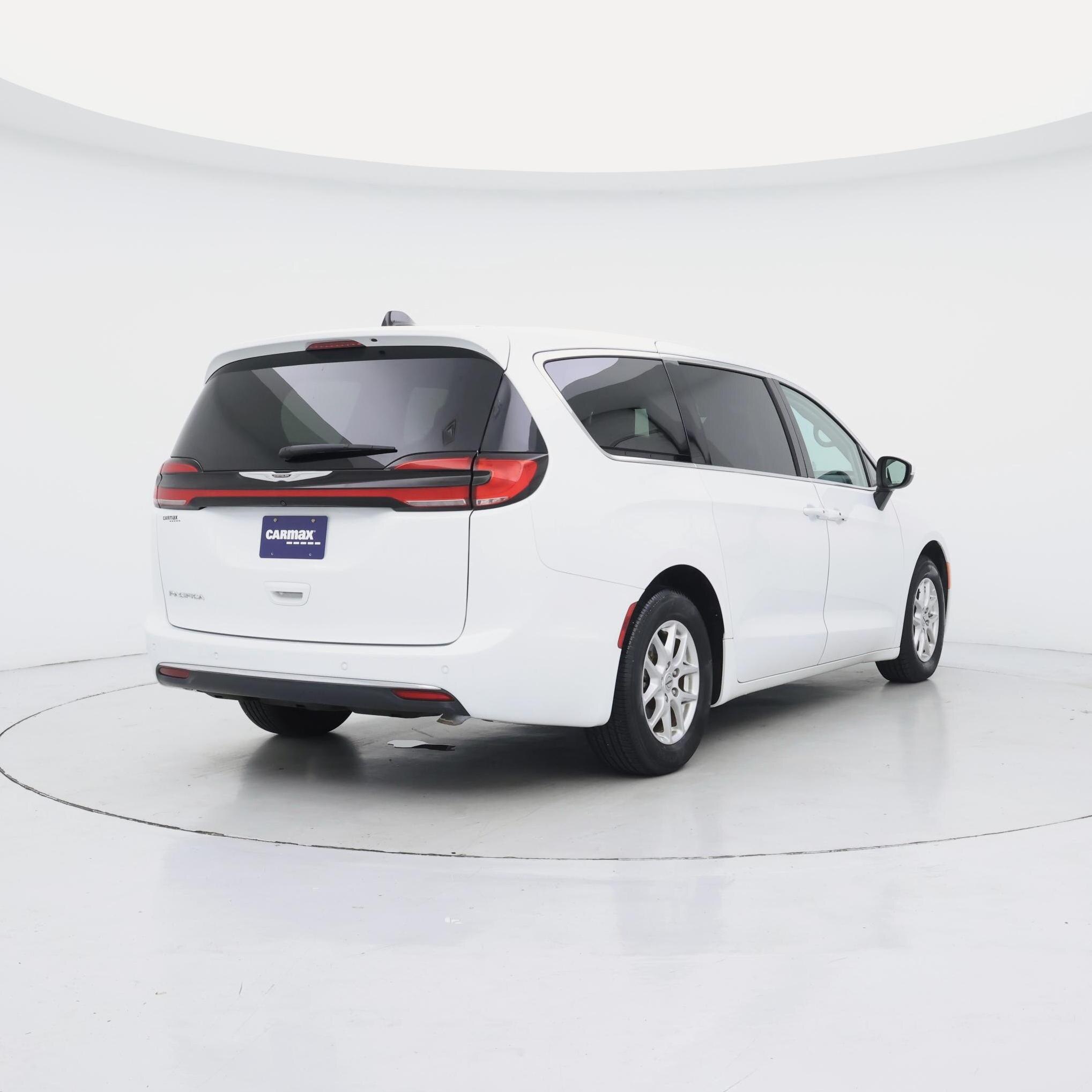 Thumbnail: 2023 Chrysler Pacifica - 8