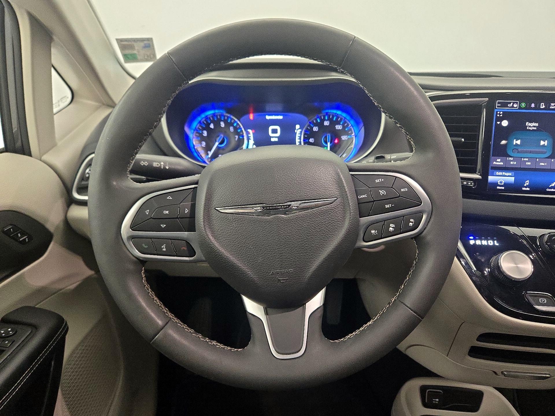 Thumbnail: 2023 Chrysler Pacifica - 10