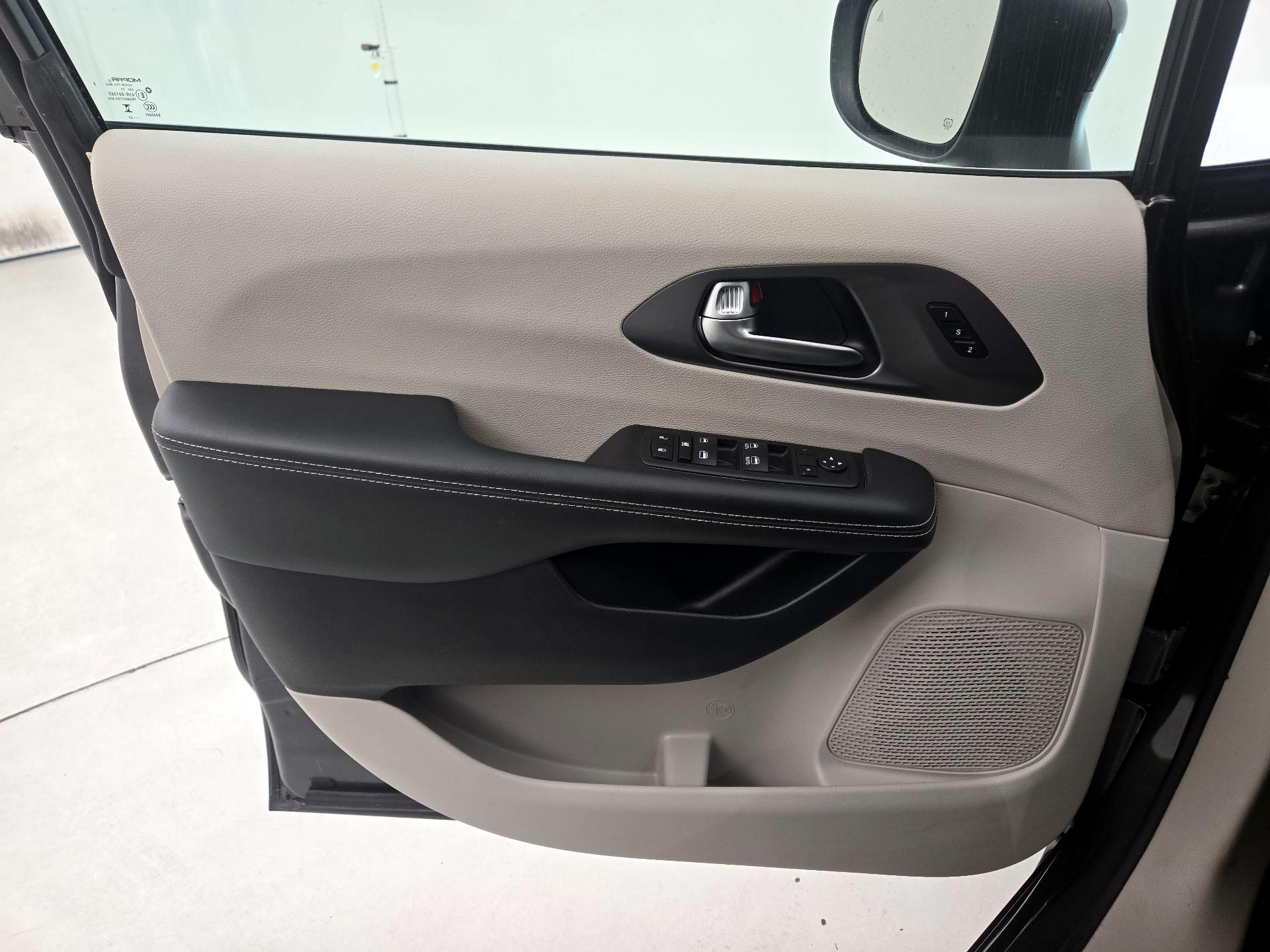 Thumbnail: 2023 Chrysler Pacifica - 12