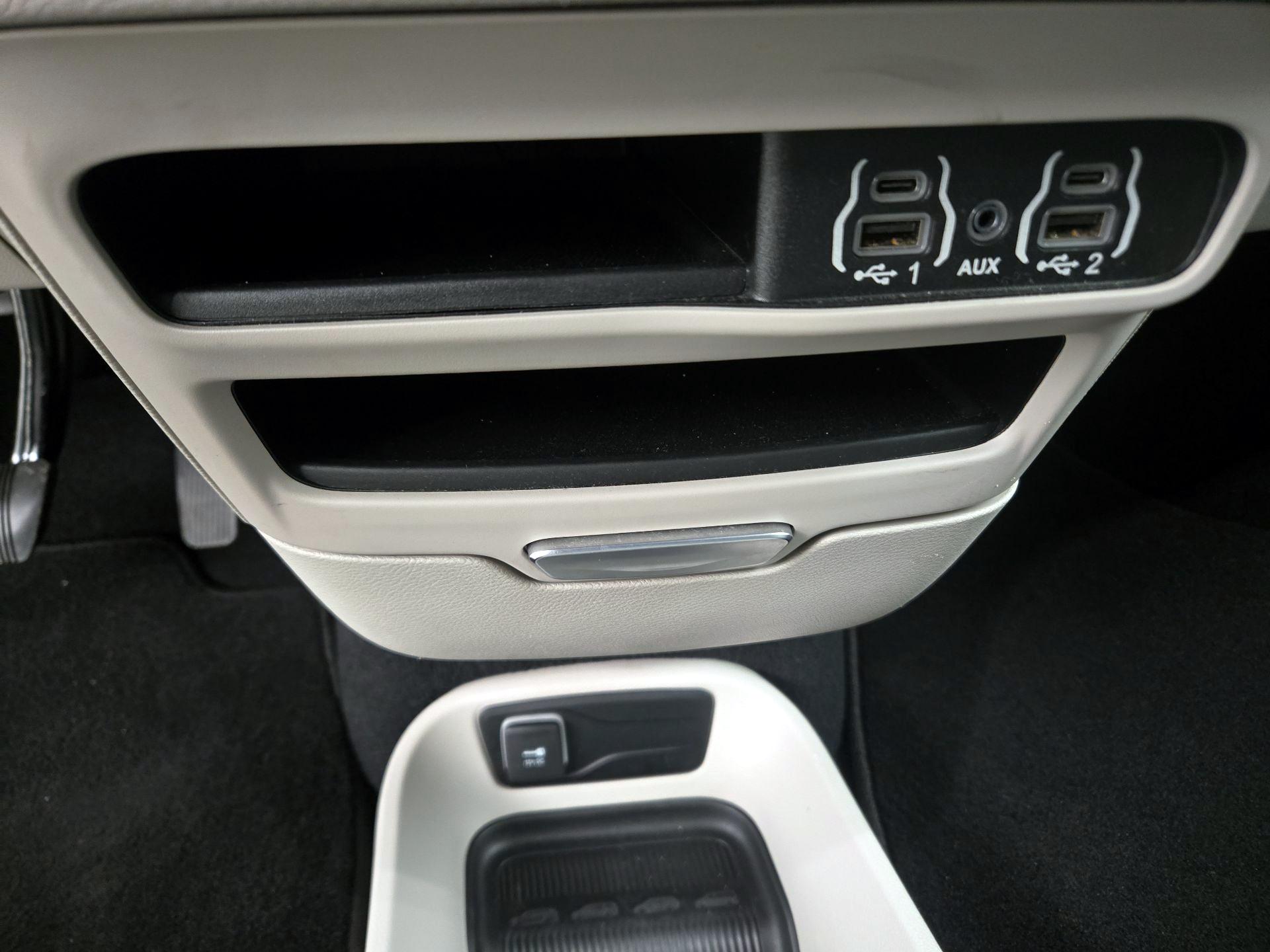 Thumbnail: 2023 Chrysler Pacifica - 18