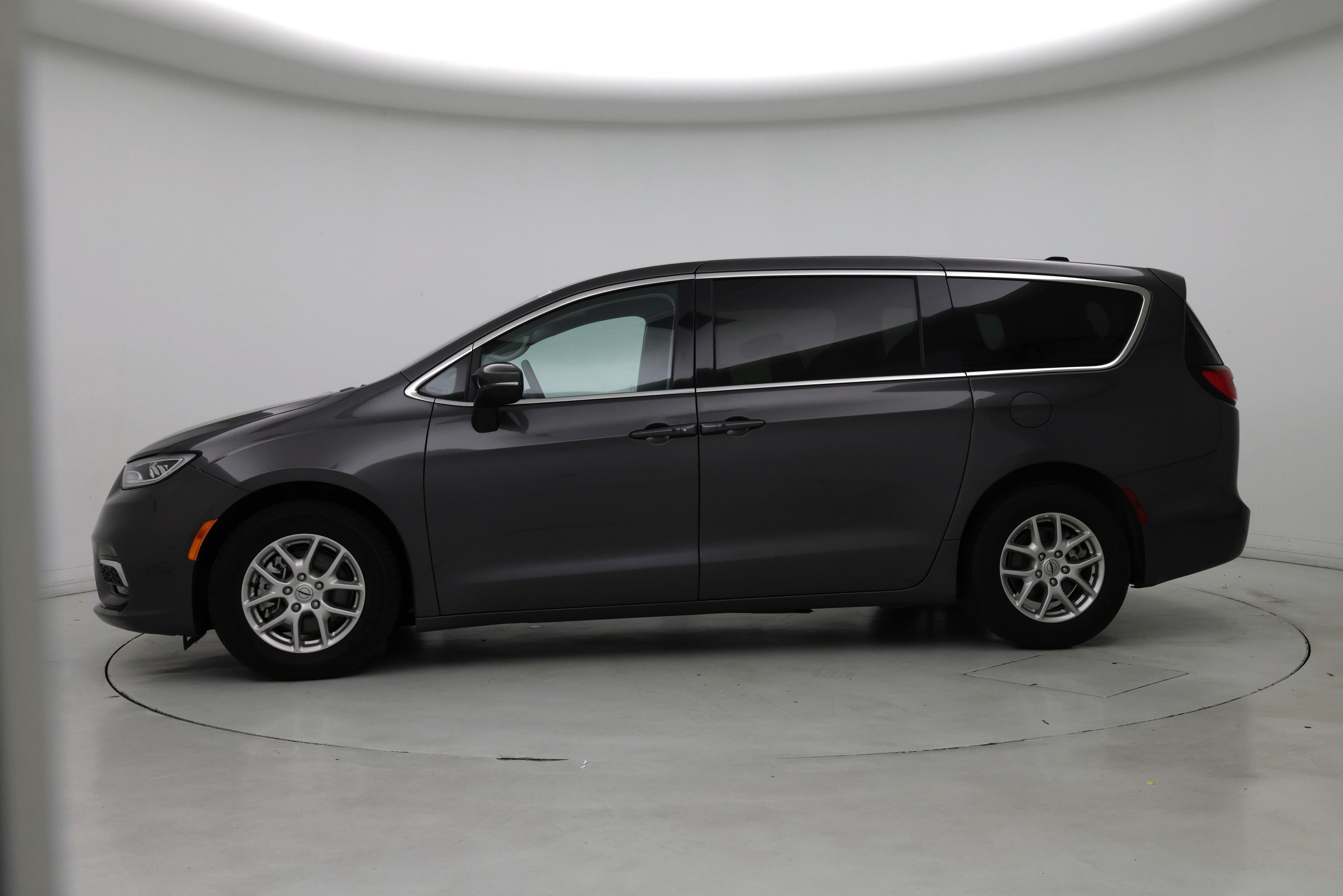 Thumbnail: 2023 Chrysler Pacifica - 3