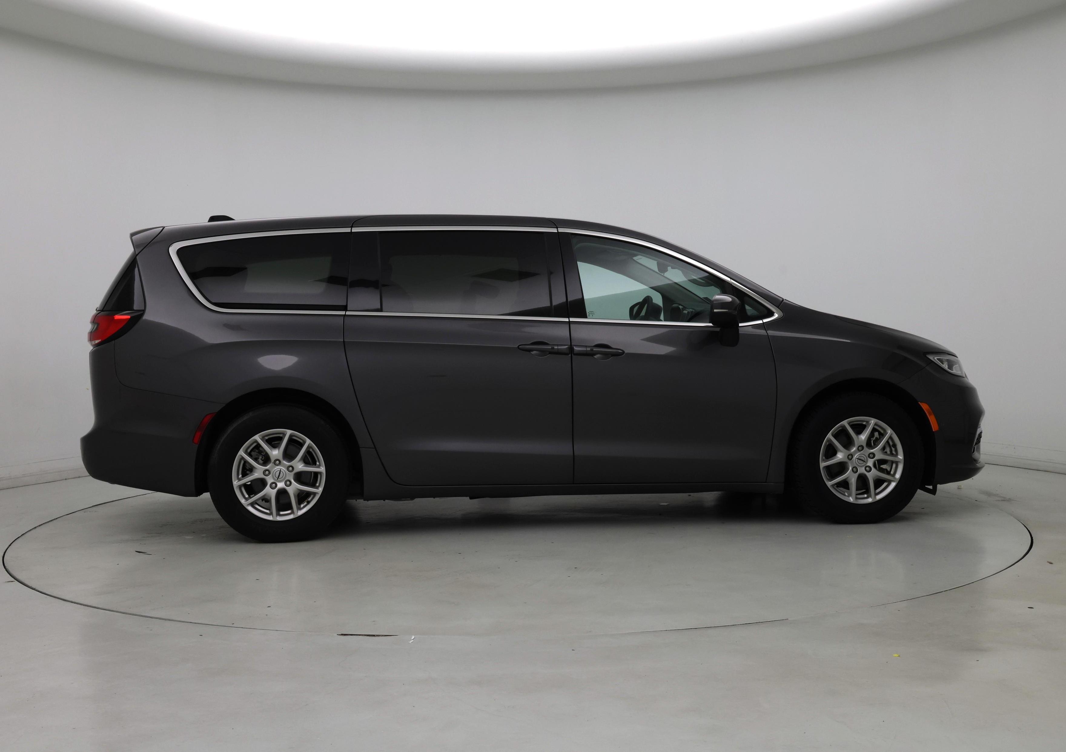 Thumbnail: 2023 Chrysler Pacifica - 7