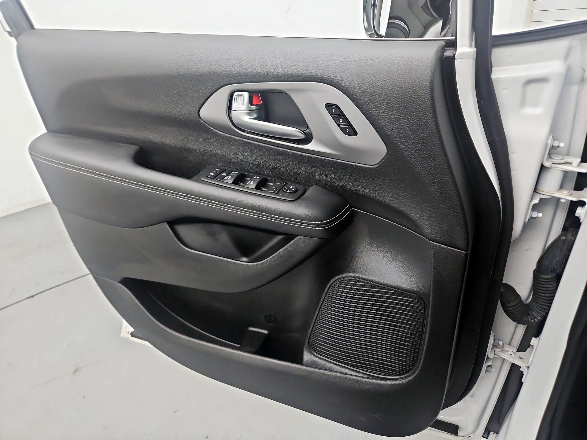 Thumbnail: 2025 Chrysler Pacifica - 12
