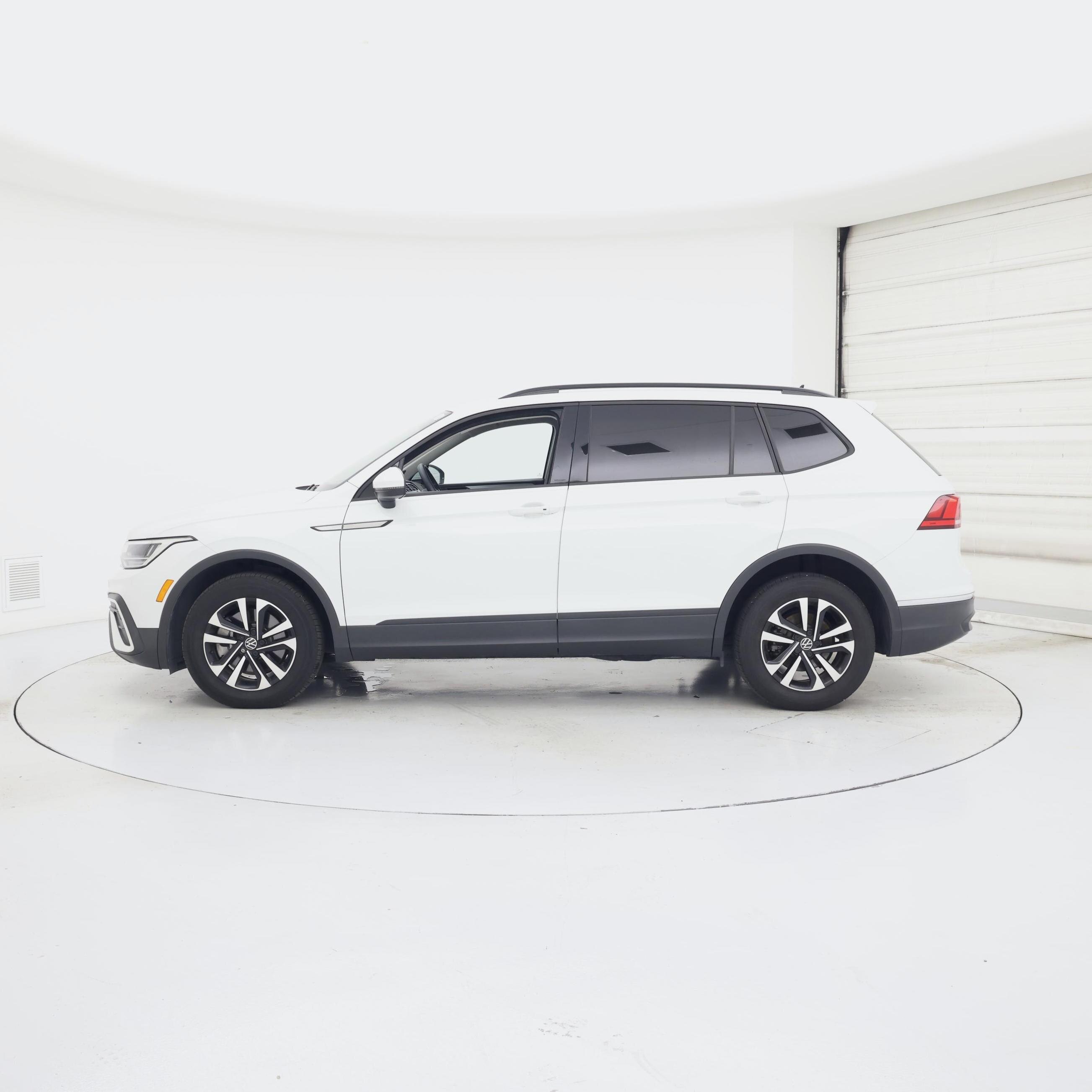 Thumbnail: 2023 Volkswagen Tiguan - 3