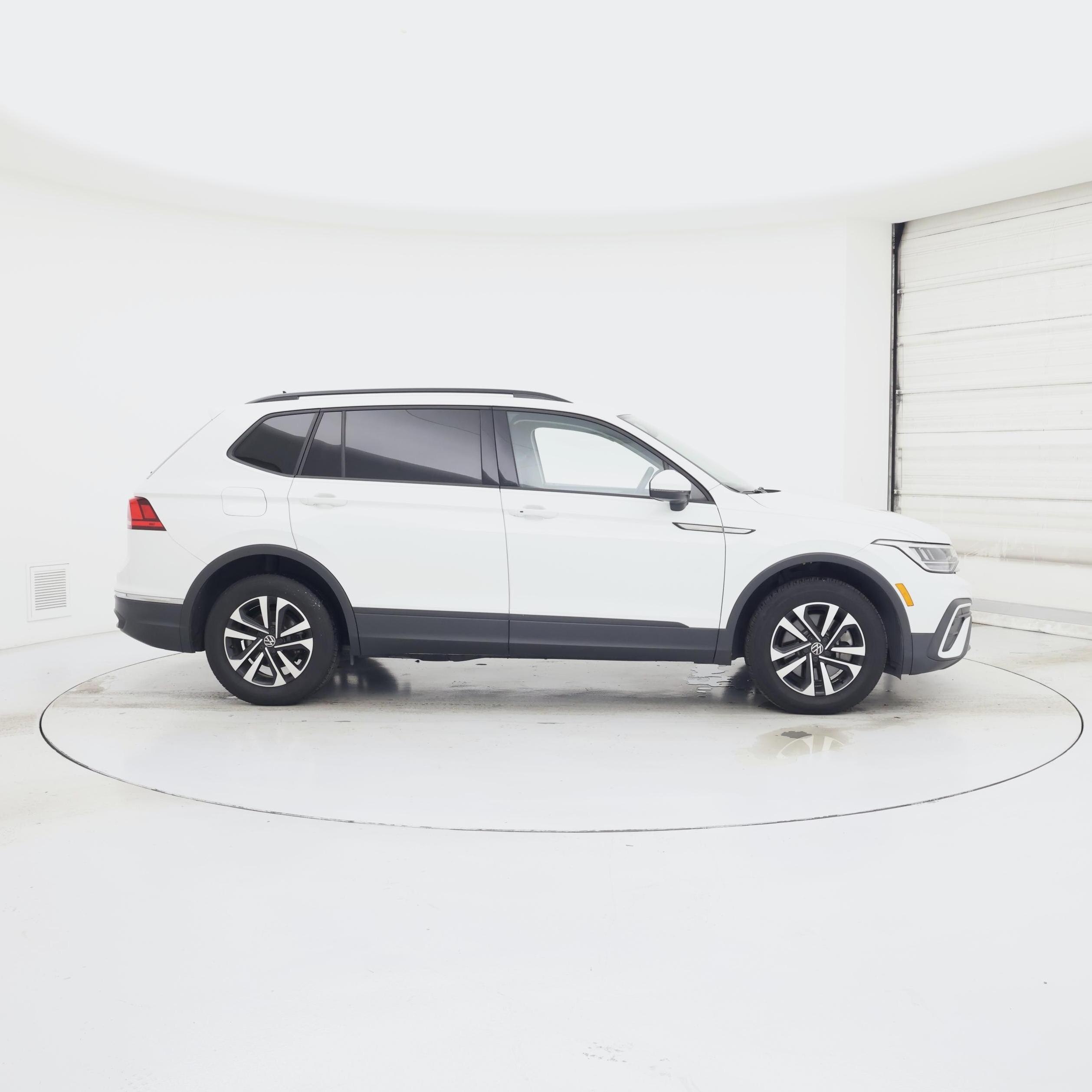 Thumbnail: 2023 Volkswagen Tiguan - 7