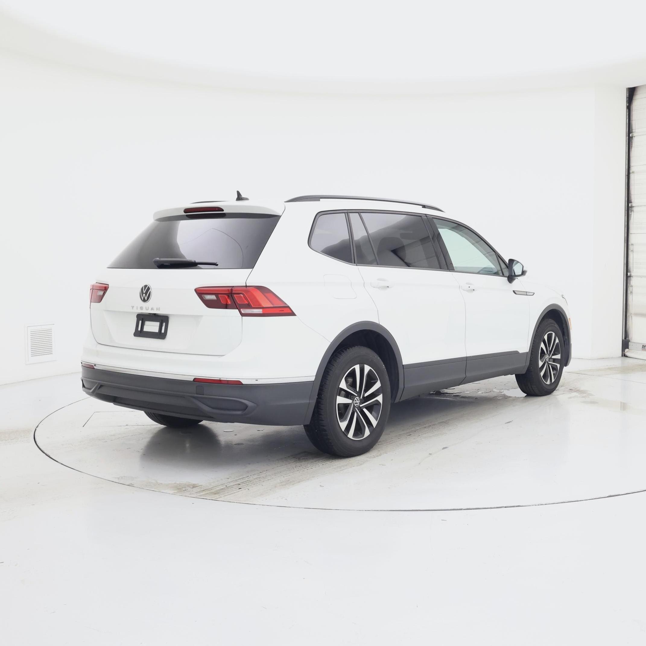 Thumbnail: 2023 Volkswagen Tiguan - 8