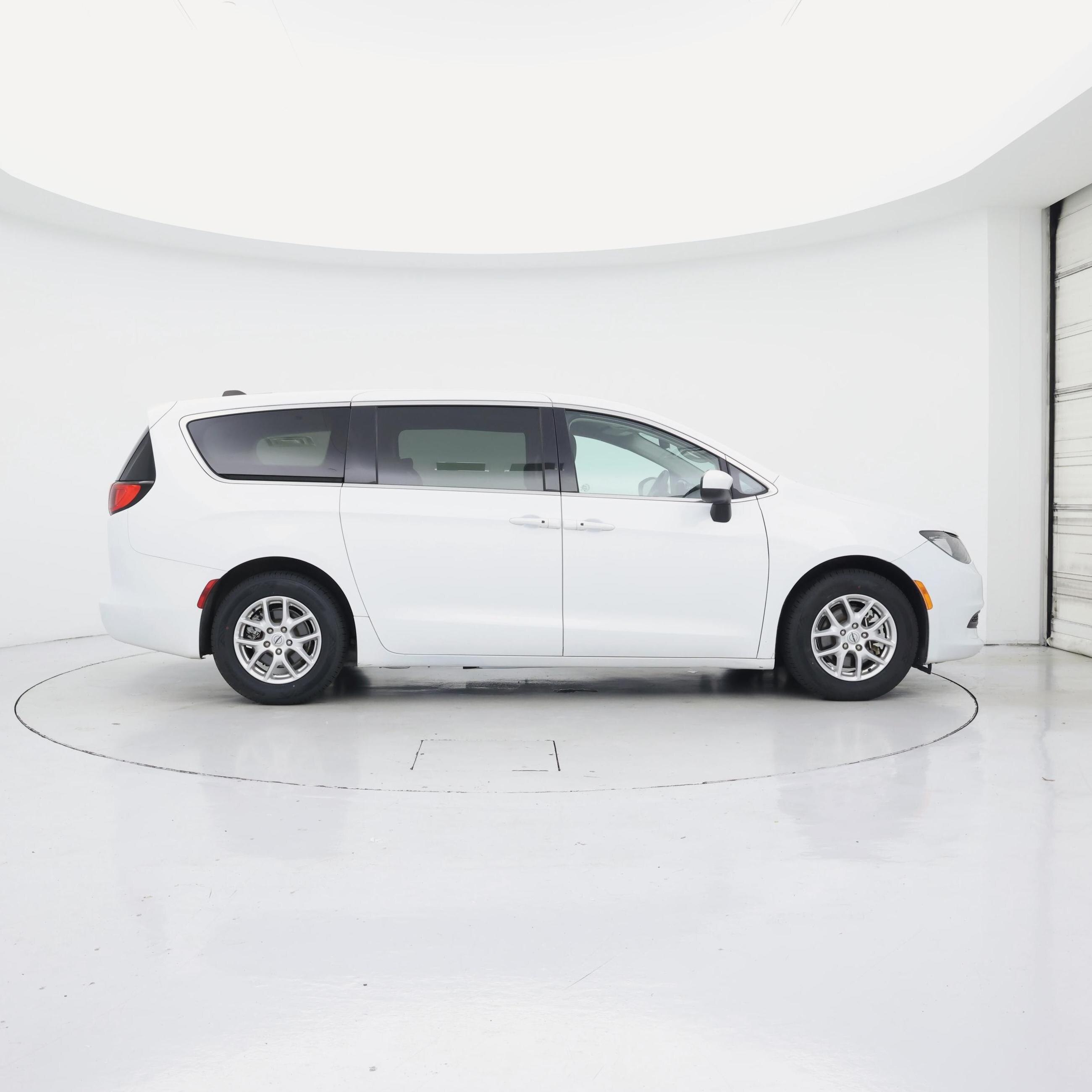 Thumbnail: 2023 Chrysler Voyager - 7