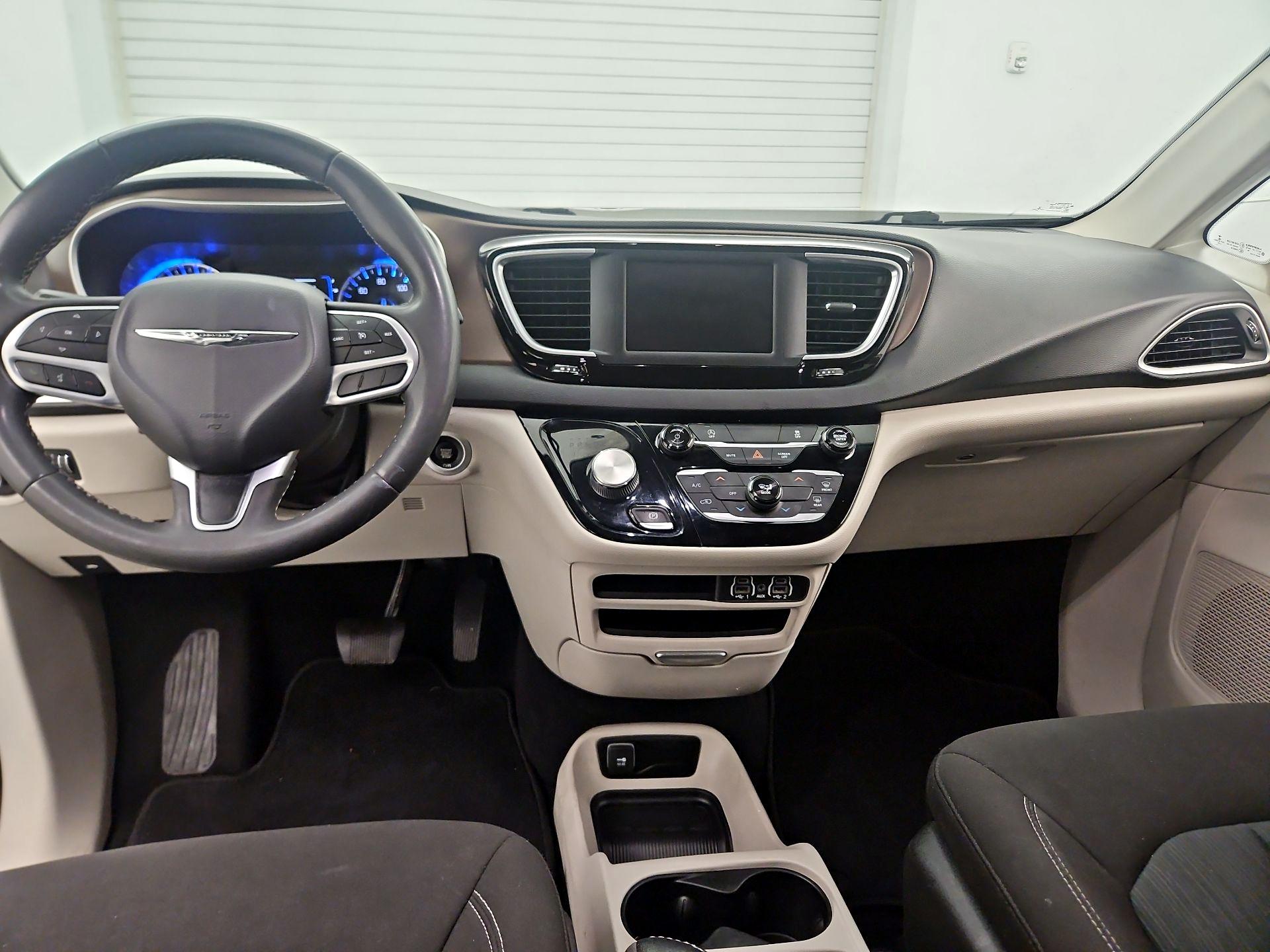 Thumbnail: 2022 Chrysler Voyager - 9