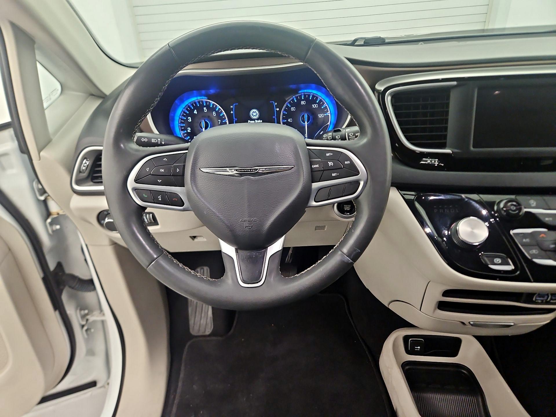 Thumbnail: 2022 Chrysler Voyager - 10