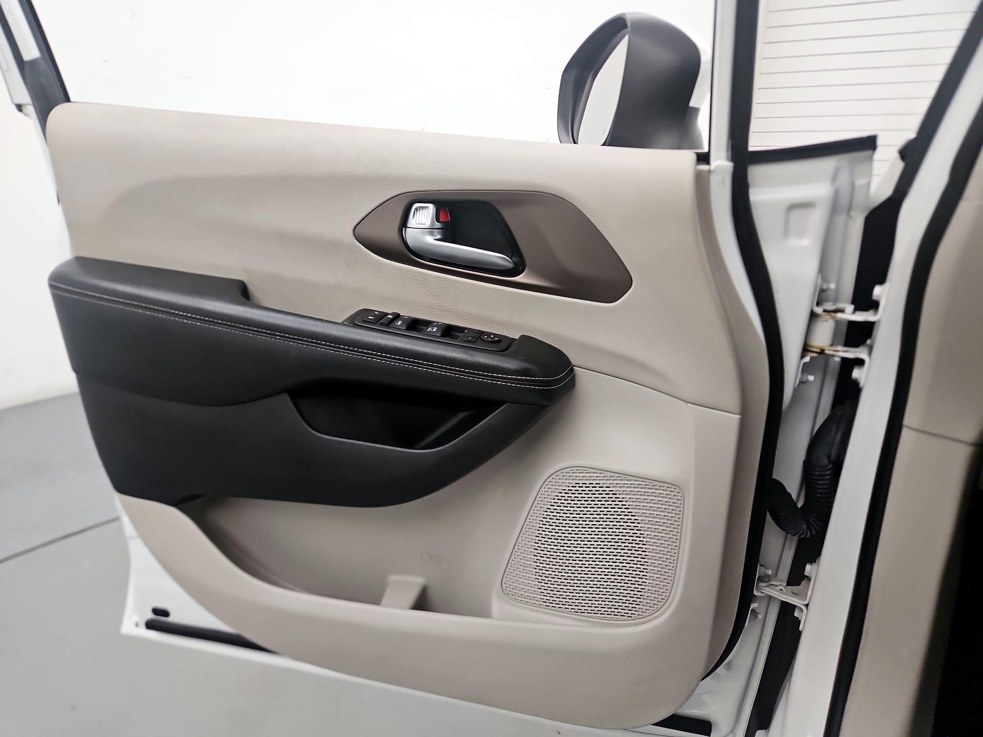 Thumbnail: 2022 Chrysler Voyager - 12