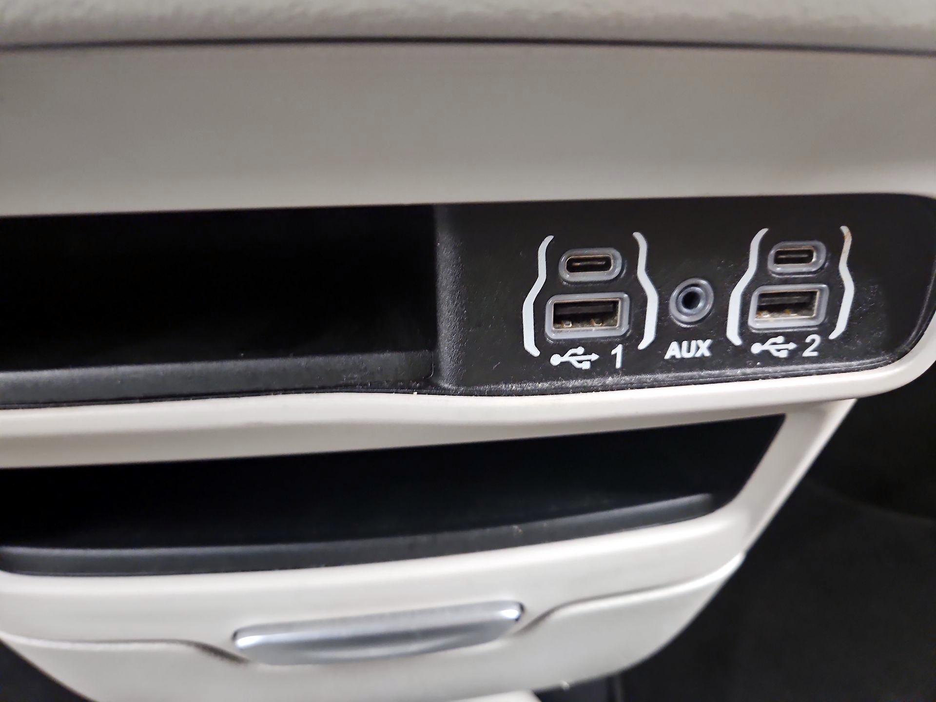 Thumbnail: 2022 Chrysler Voyager - 17