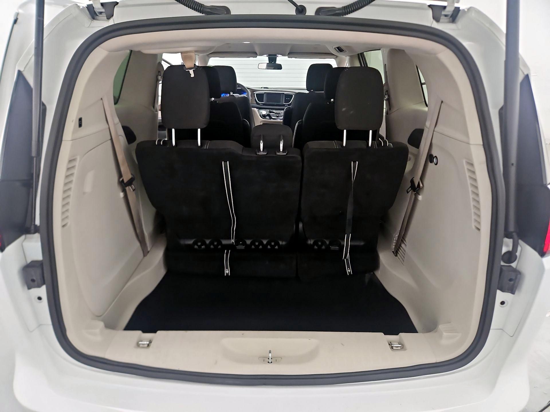 Thumbnail: 2022 Chrysler Voyager - 19