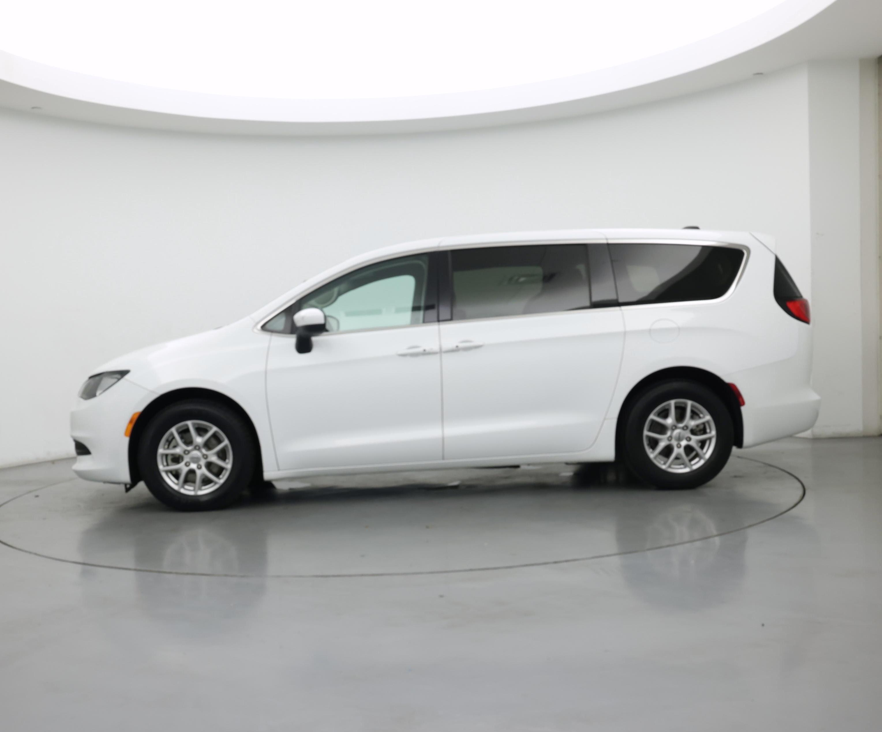 Thumbnail: 2022 Chrysler Voyager - 3