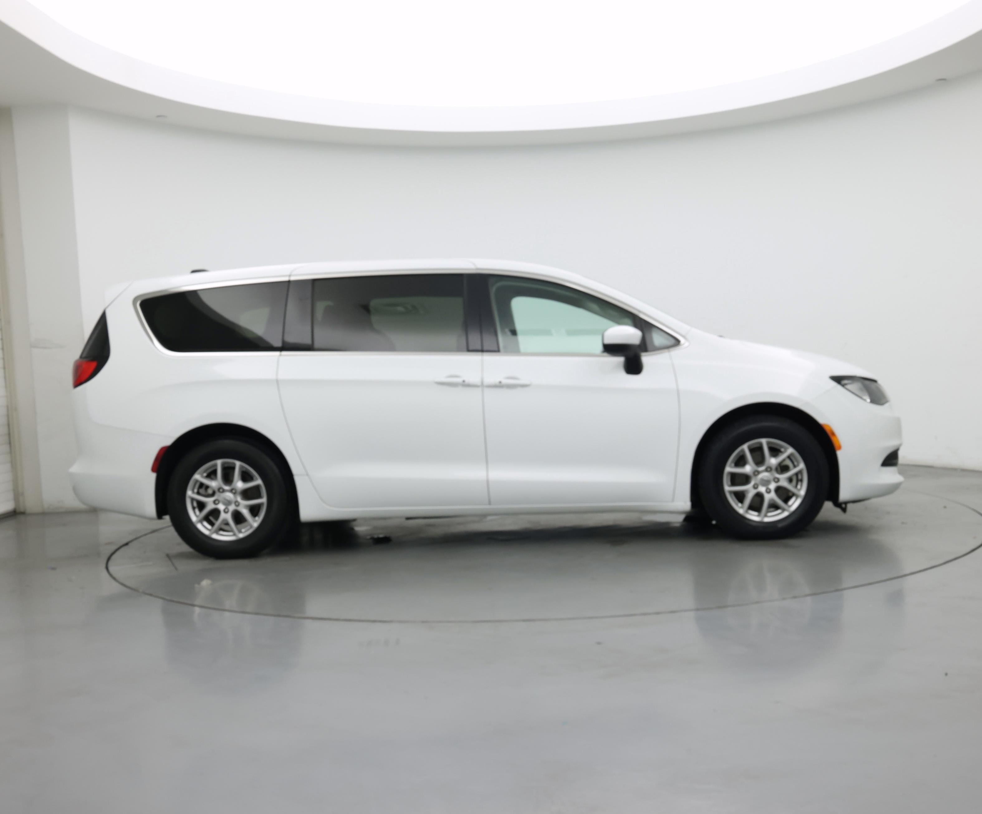 Thumbnail: 2022 Chrysler Voyager - 7