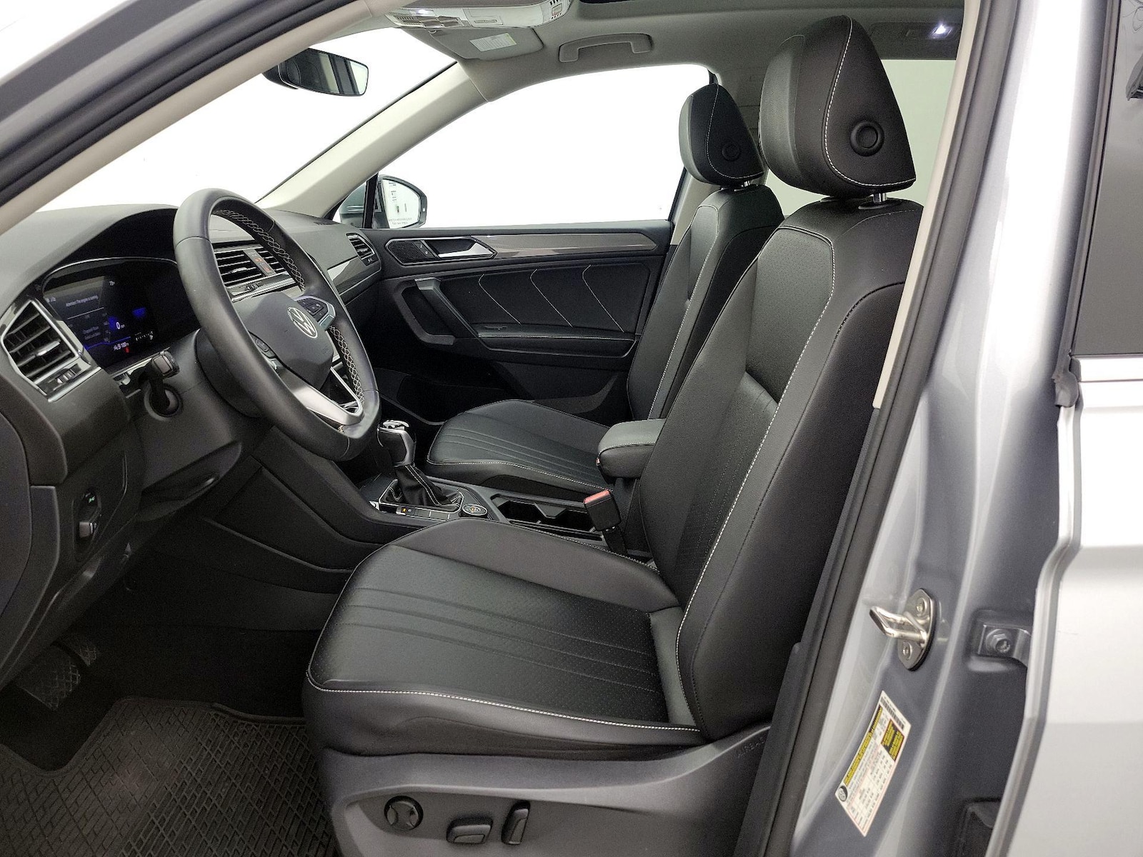 2023 Volkswagen Tiguan SE - Photo 12