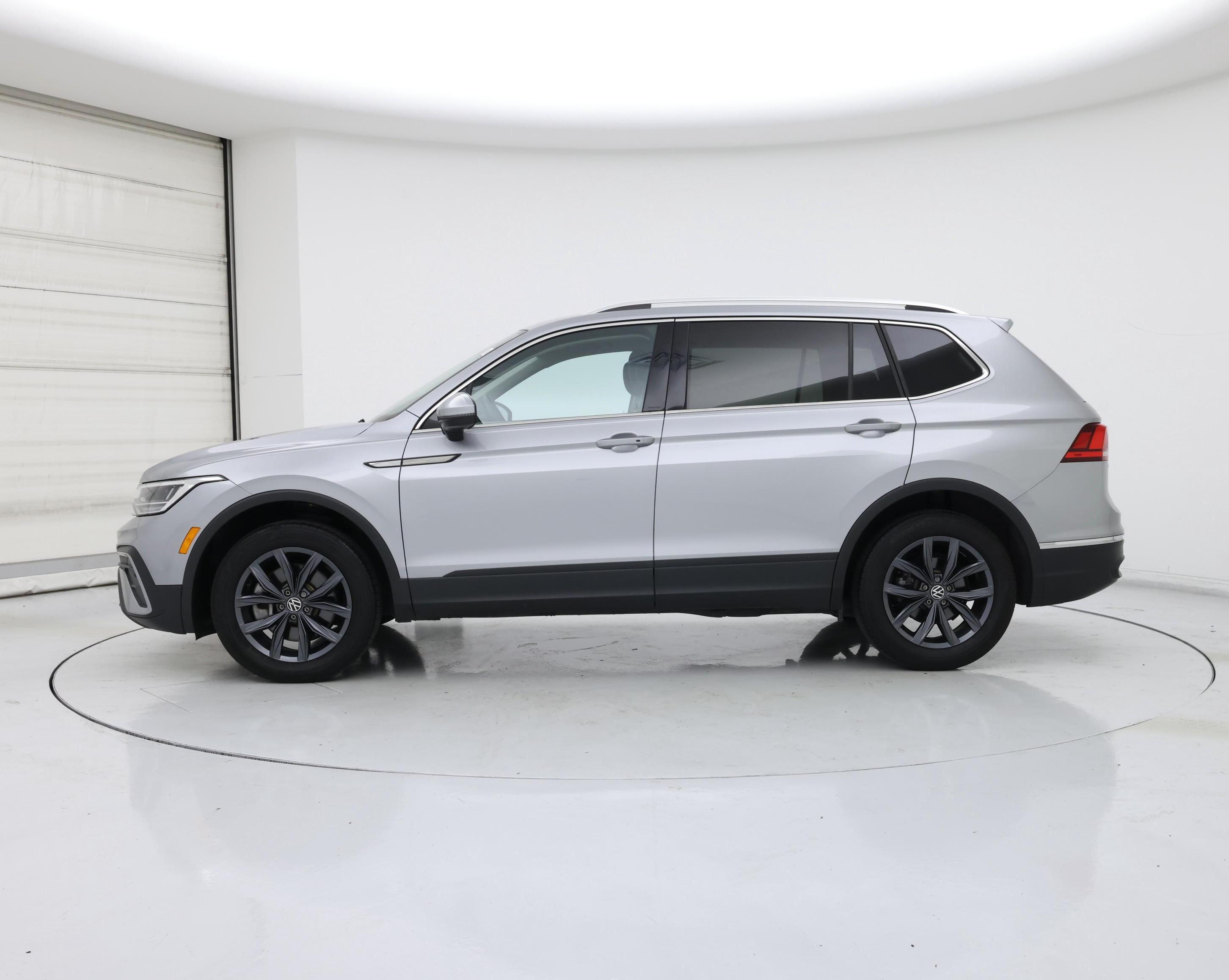 Thumbnail: 2023 Volkswagen Tiguan - 3