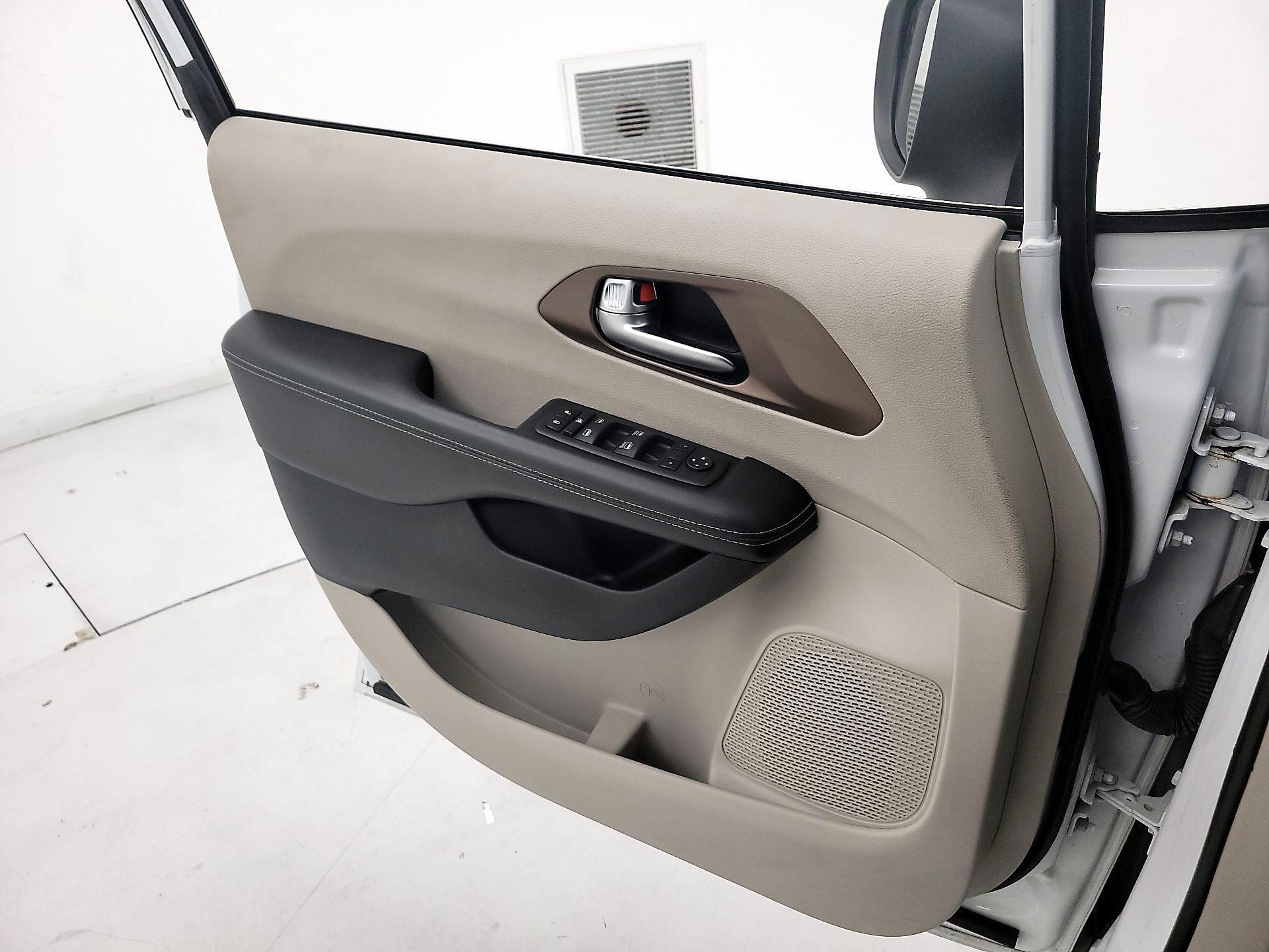 Thumbnail: 2023 Chrysler Voyager - 12