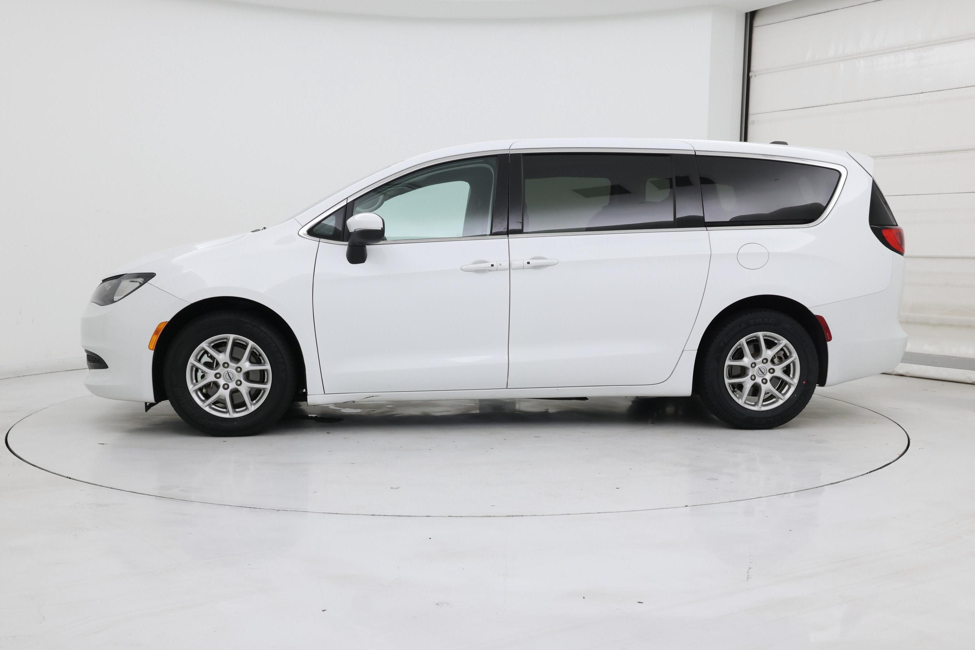 Thumbnail: 2023 Chrysler Voyager - 3