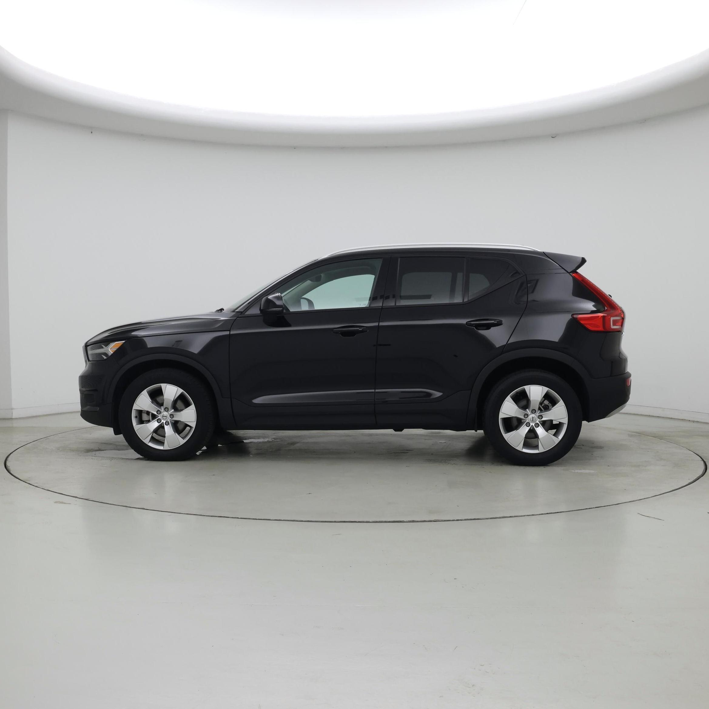 Thumbnail: 2021 Volvo XC40 - 3
