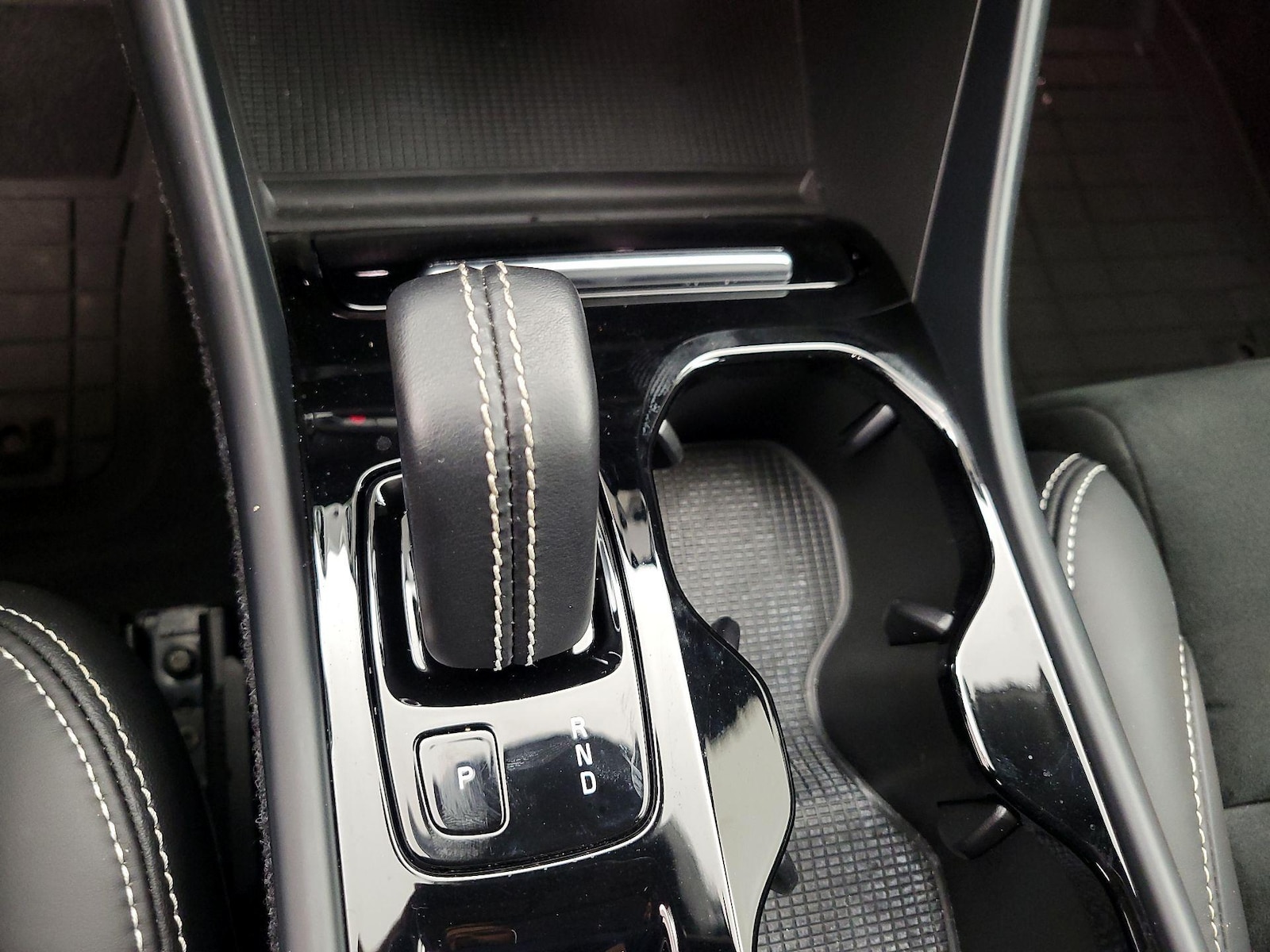 2021 Volvo XC40 R-Design - Photo 16