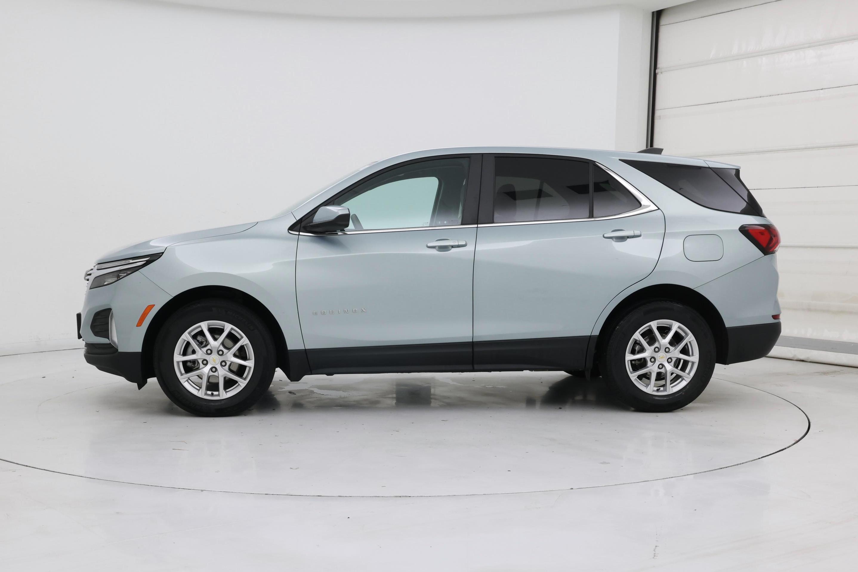 Thumbnail: 2022 Chevrolet Equinox - 3