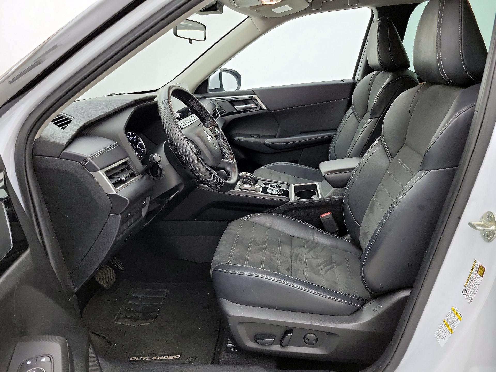 Thumbnail: 2023 Mitsubishi Outlander - 11