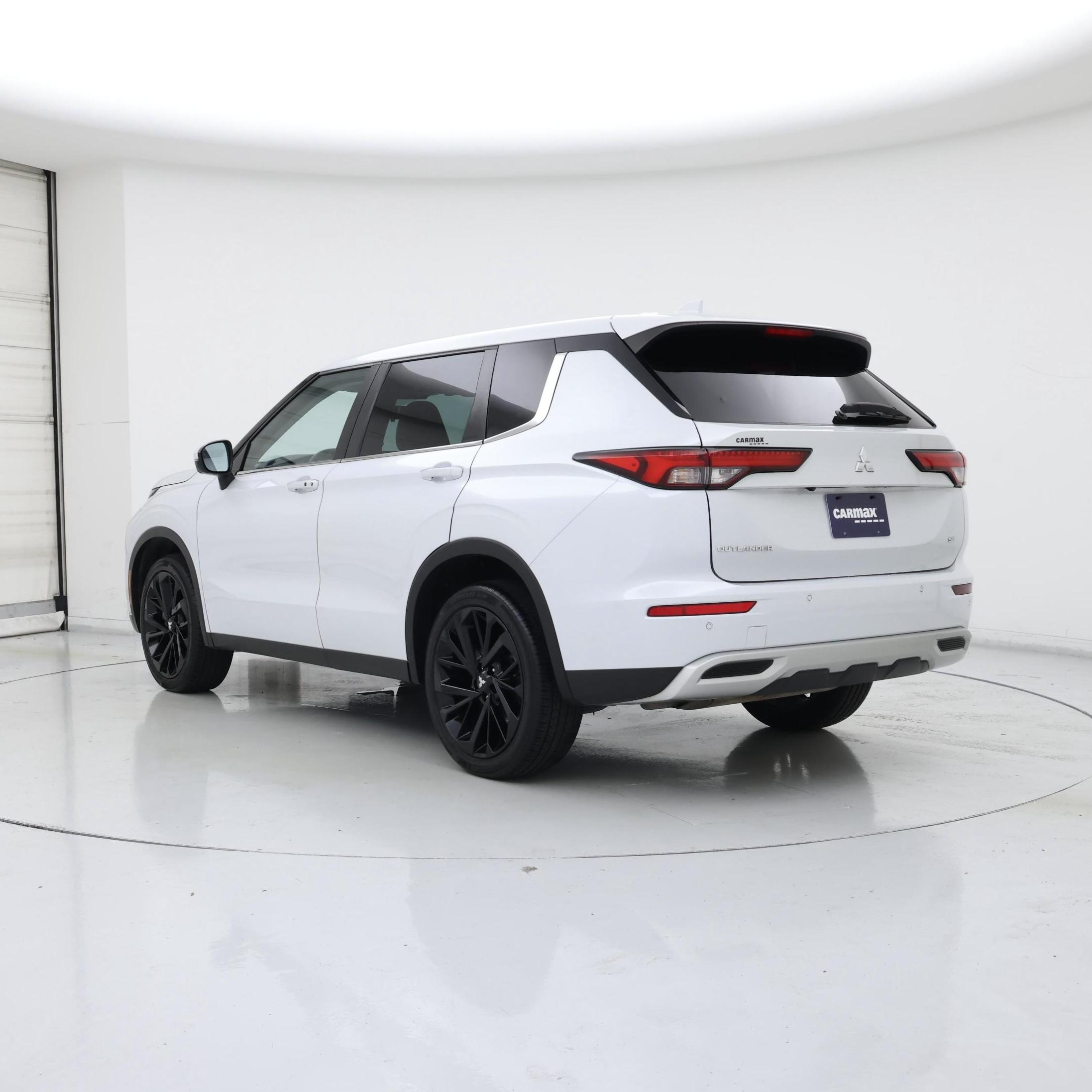 Thumbnail: 2023 Mitsubishi Outlander - 2