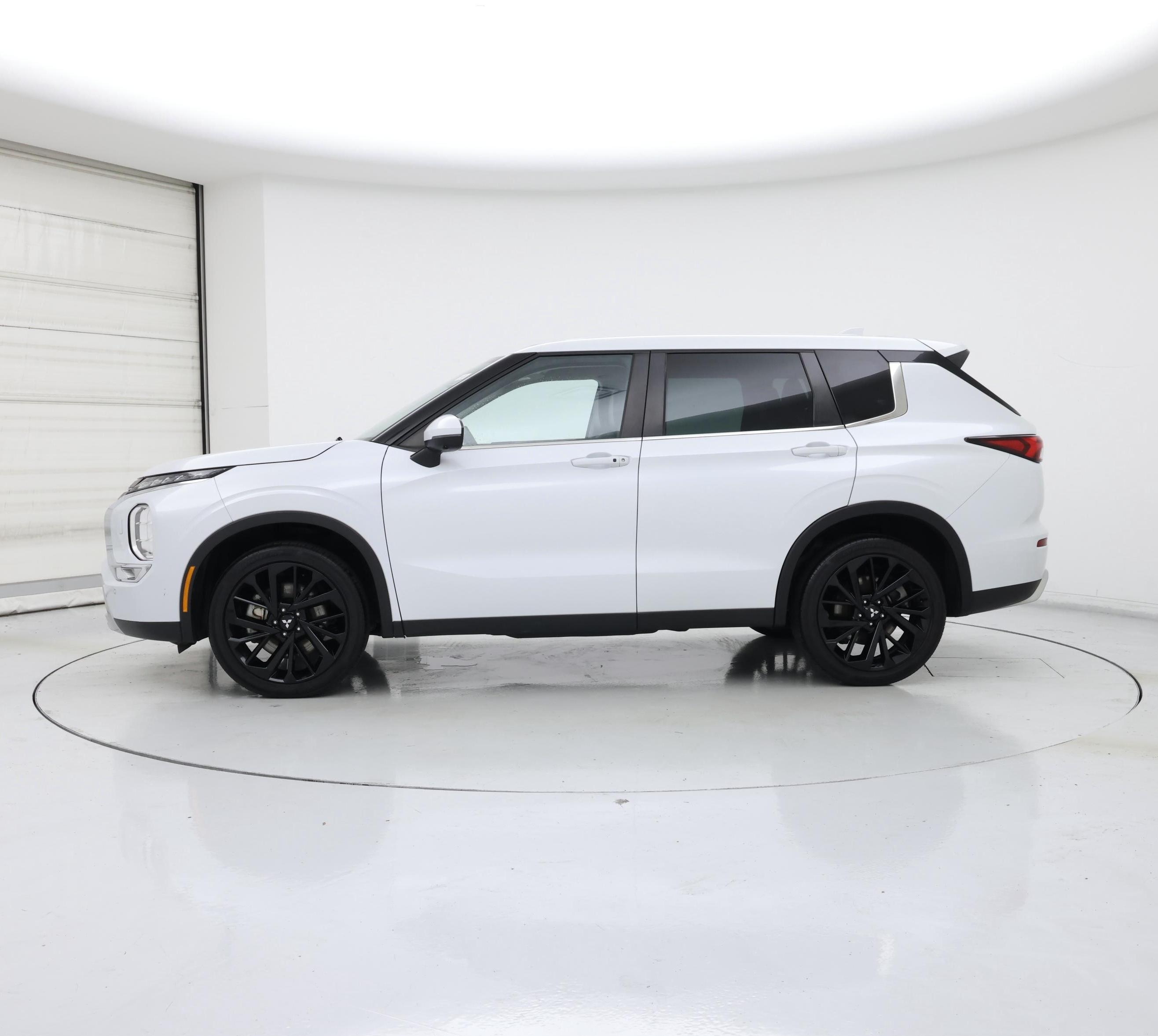 Thumbnail: 2023 Mitsubishi Outlander - 3