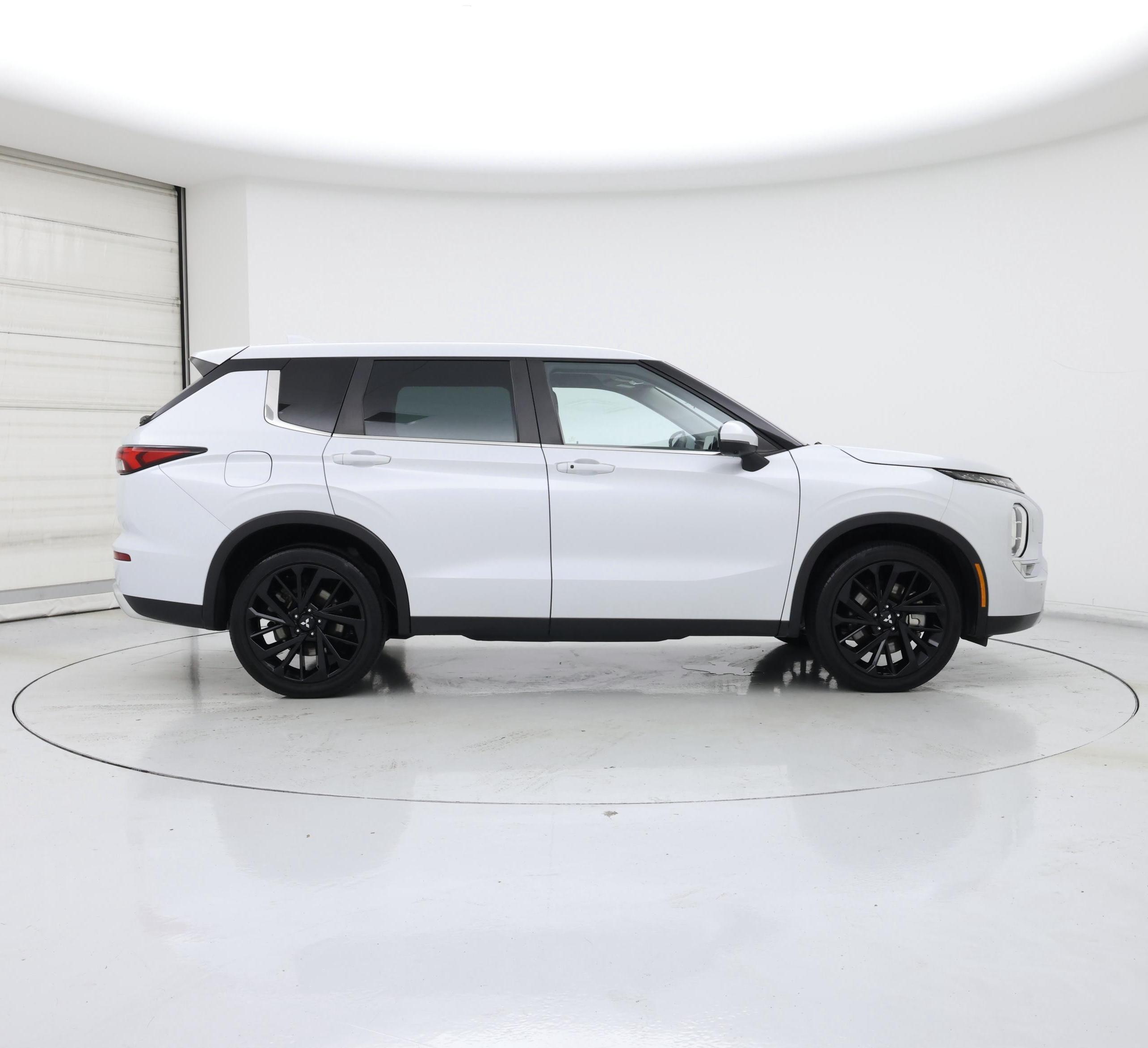 Thumbnail: 2023 Mitsubishi Outlander - 7