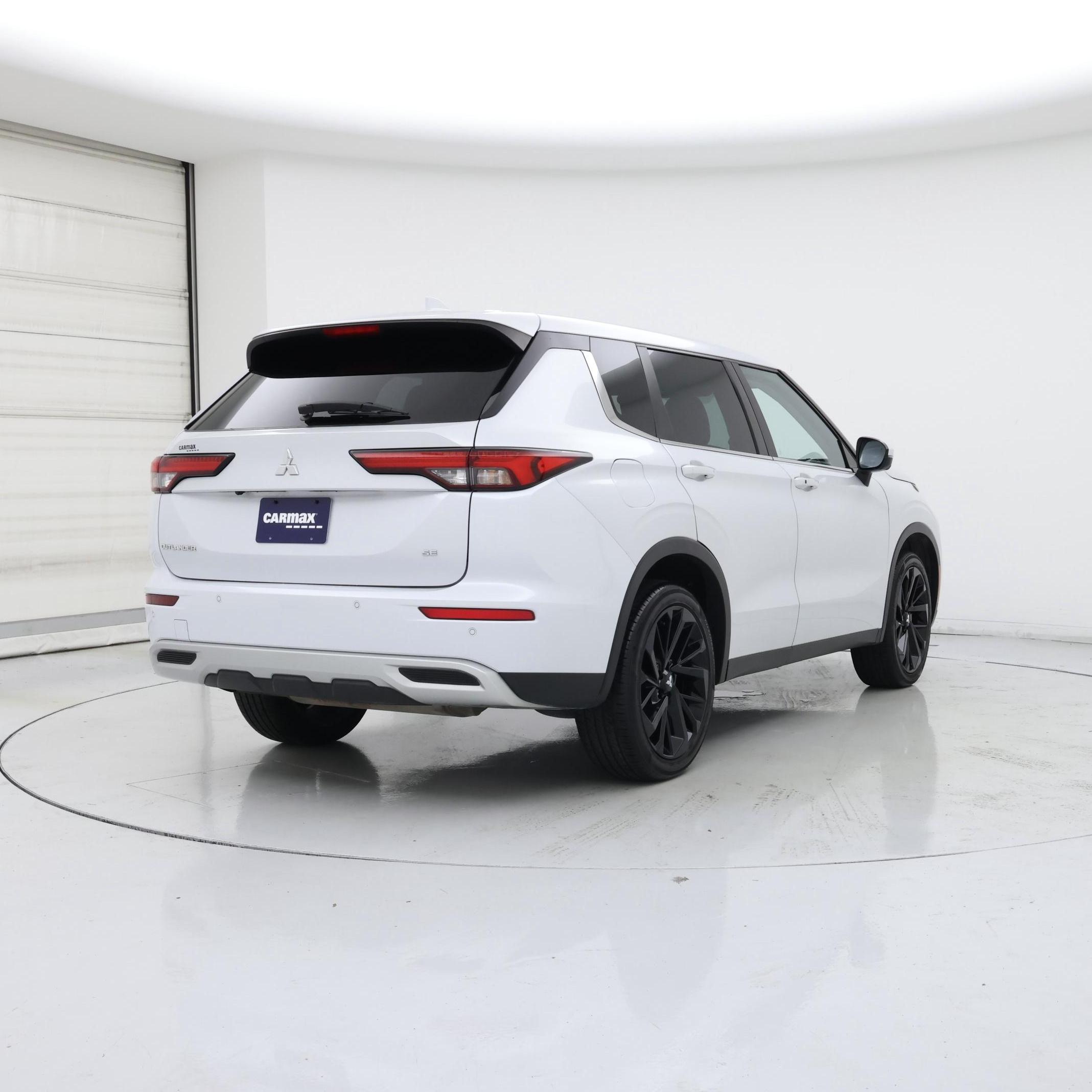 Thumbnail: 2023 Mitsubishi Outlander - 8
