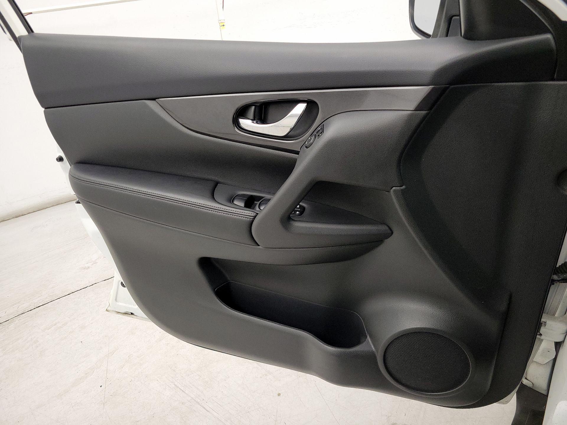 Thumbnail: 2018 Nissan Rogue - 12