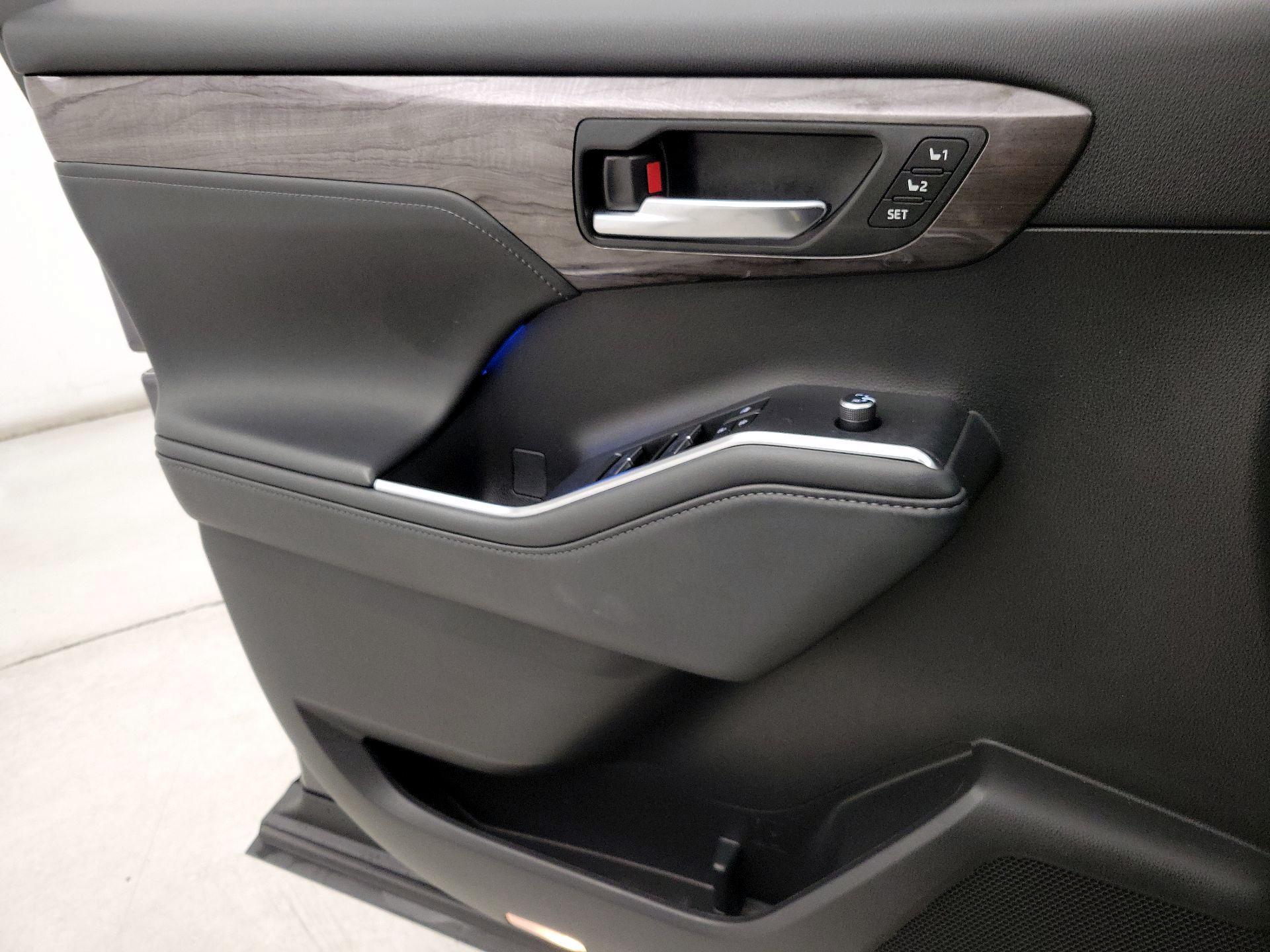 Thumbnail: 2022 Toyota Highlander - 12