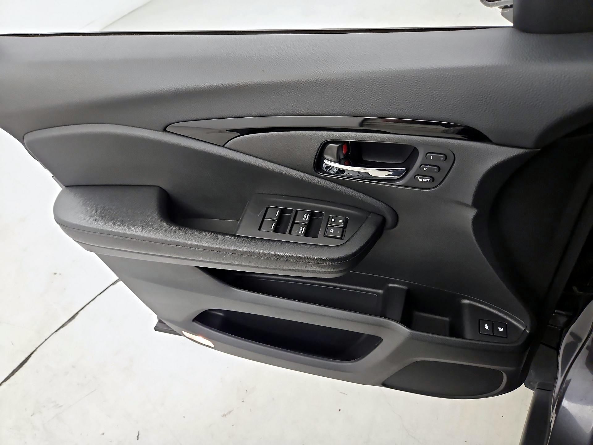 Thumbnail: 2019 Honda Pilot - 12