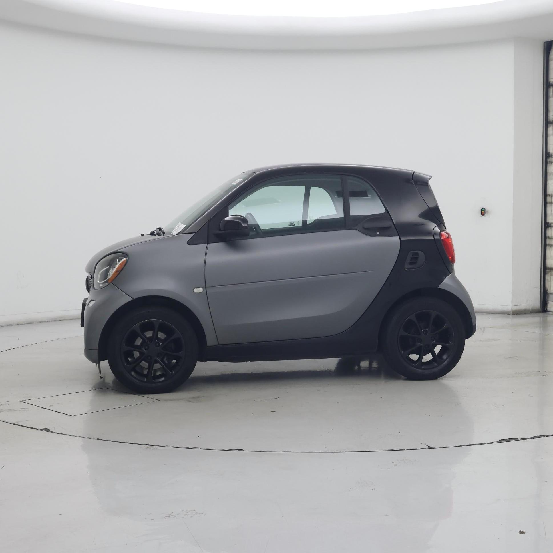 Thumbnail: 2016 smart fortwo - 3