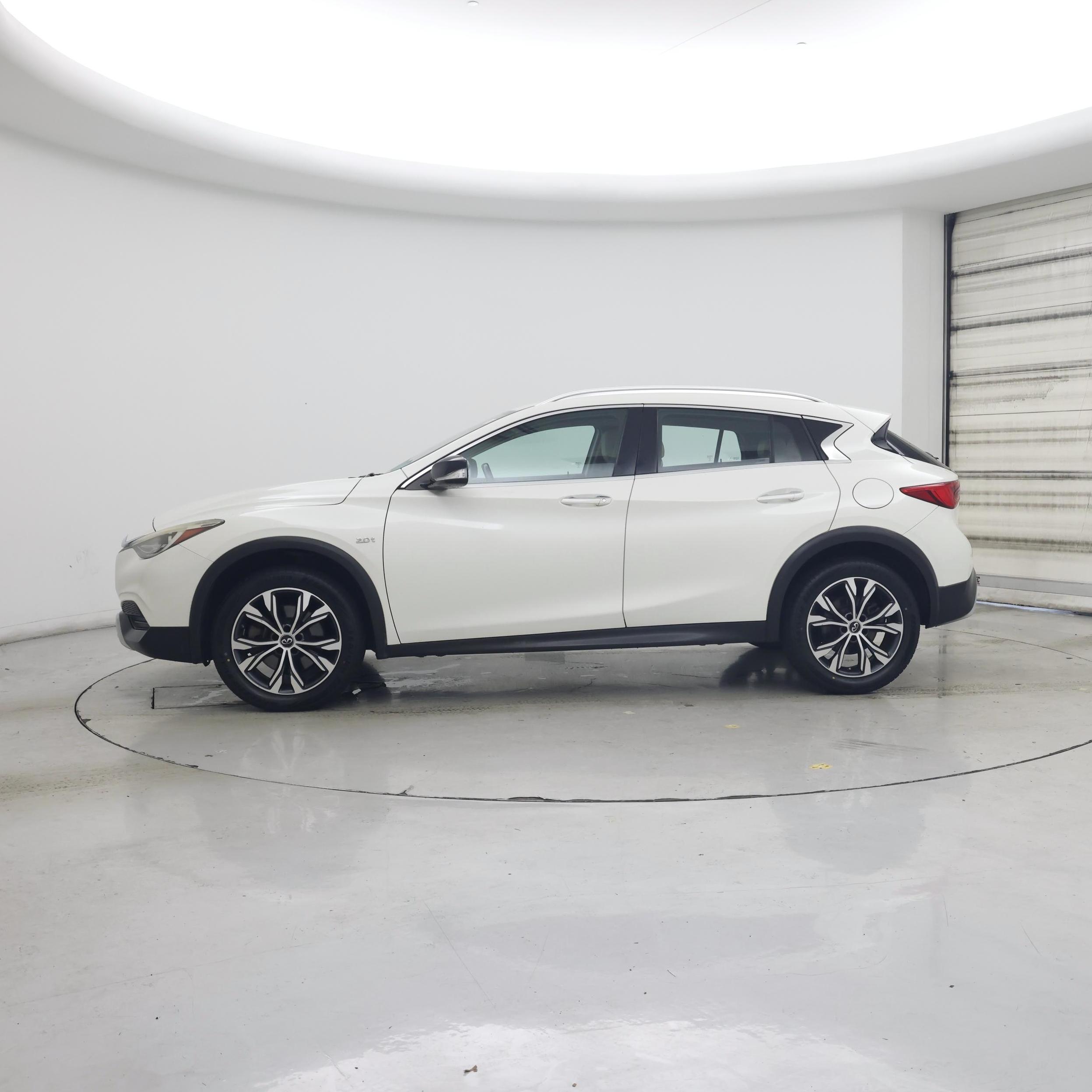 Thumbnail: 2017 INFINITI QX30 - 3