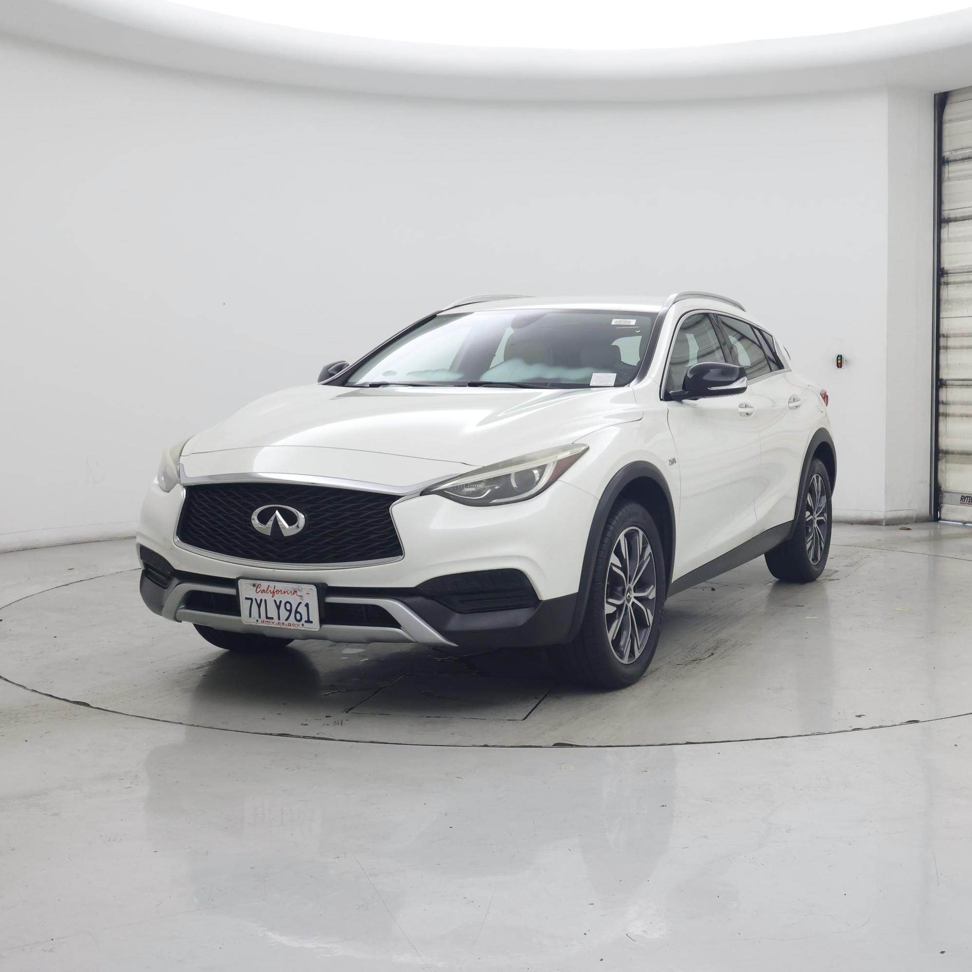Thumbnail: 2017 INFINITI QX30 - 4