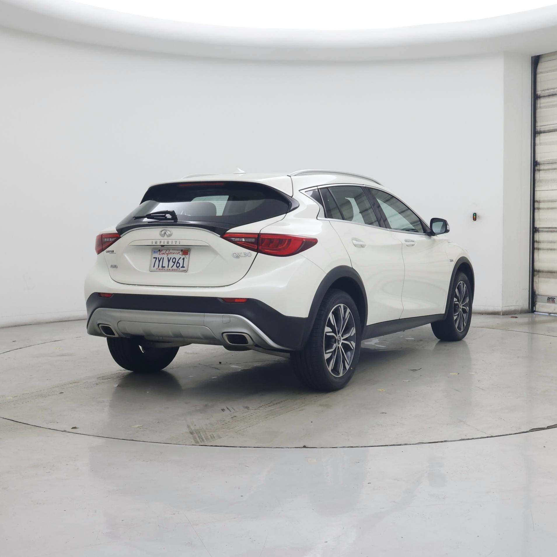 Thumbnail: 2017 INFINITI QX30 - 8