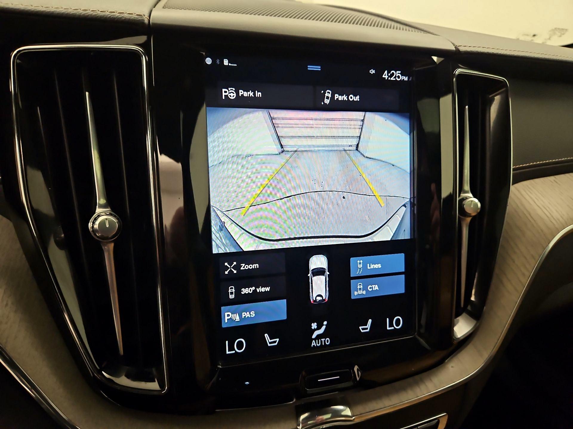 Thumbnail: 2019 Volvo XC60 - 15