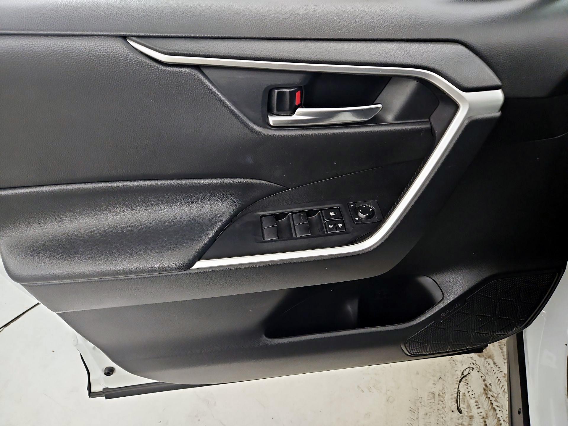 Thumbnail: 2020 Toyota RAV4 - 12