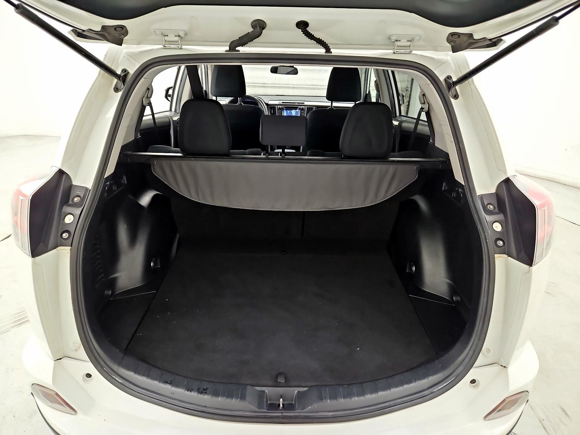 Thumbnail: 2018 Toyota RAV4 - 20