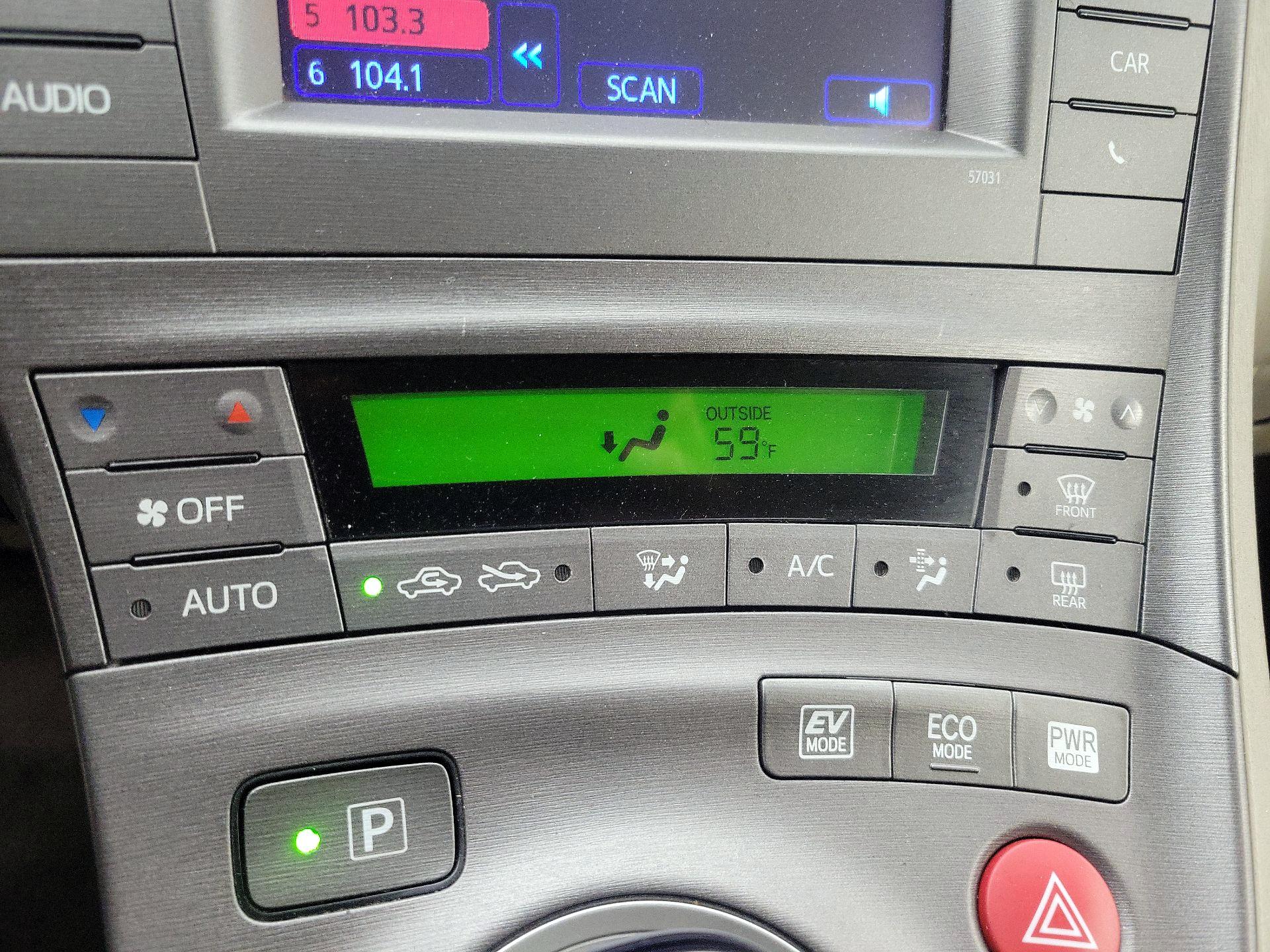 Thumbnail: 2015 Toyota Prius - 16